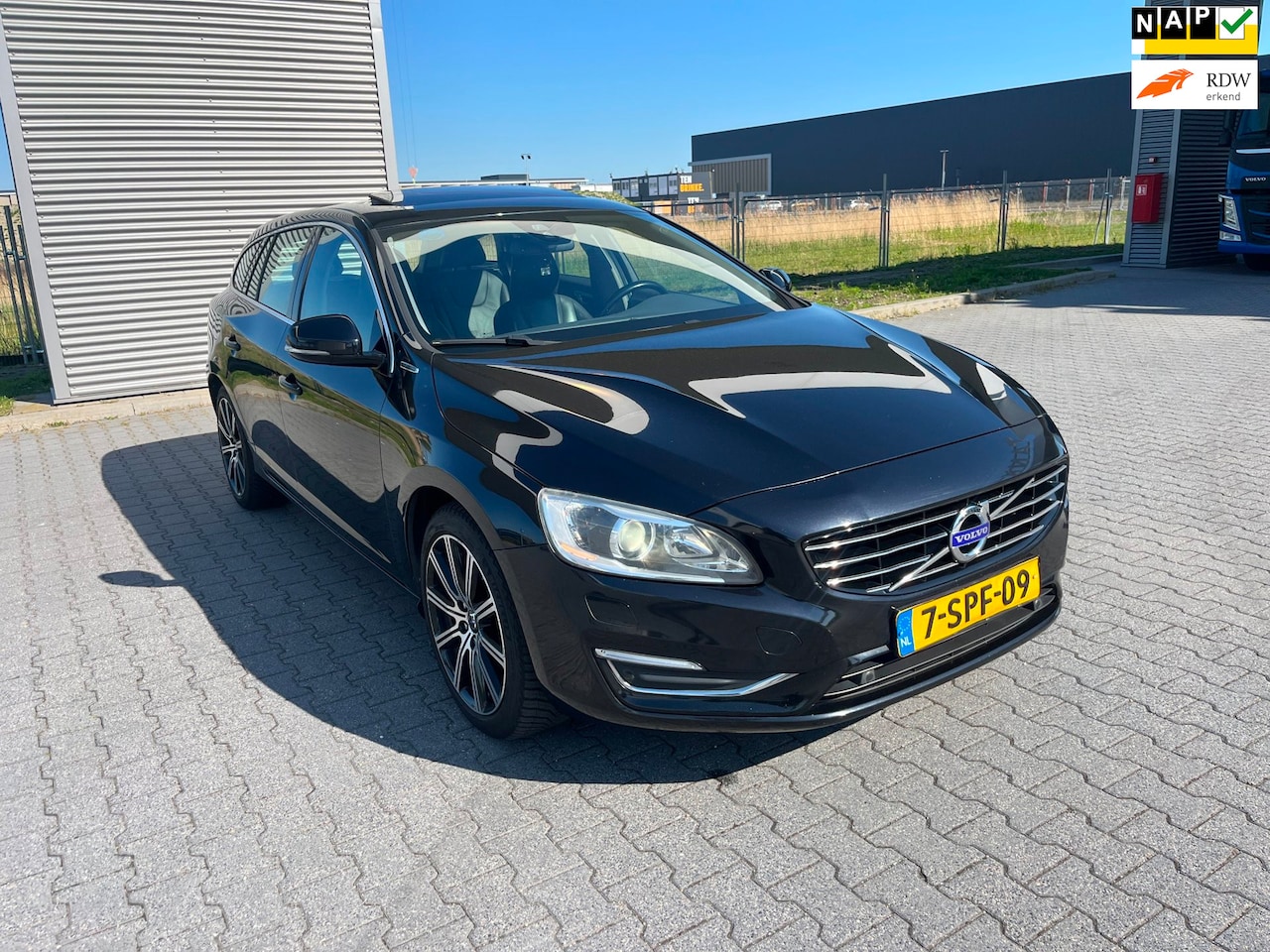Volvo V60 - 2.4 D6 AWD Plug-In Hybrid Summum | PANO|LEDER - AutoWereld.nl
