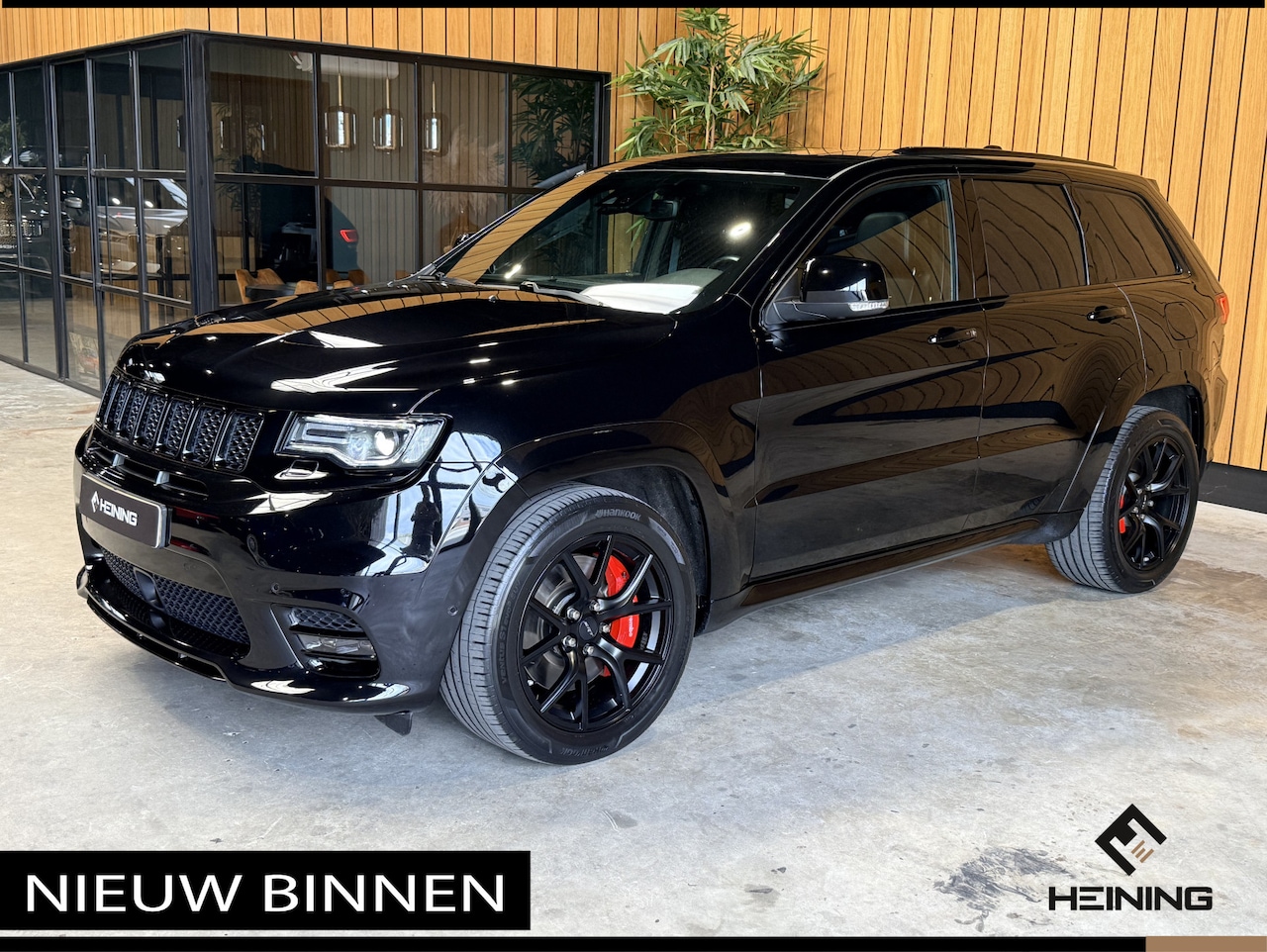 Jeep Grand Cherokee - 6.4 V8 SRT8. Grijs Kenteken. Navi. Apple-carplay. Trekhaak. LPG. 93000 KM - AutoWereld.nl