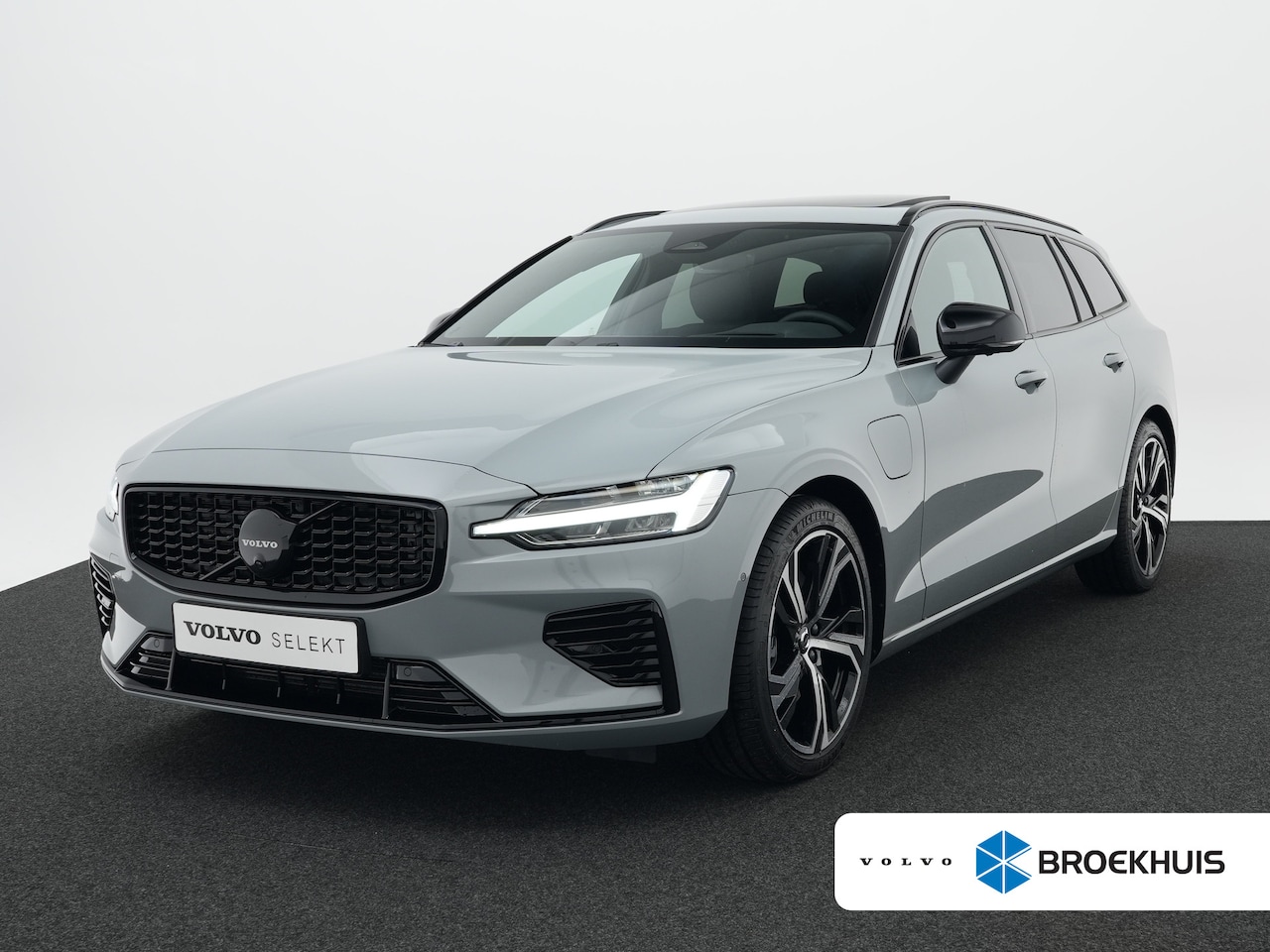 Volvo V60 - 2.0 T8 Plug-in hybrid AWD Plus Dark Premium Pack | Rondomzicht camera | Elektrisch glazen - AutoWereld.nl