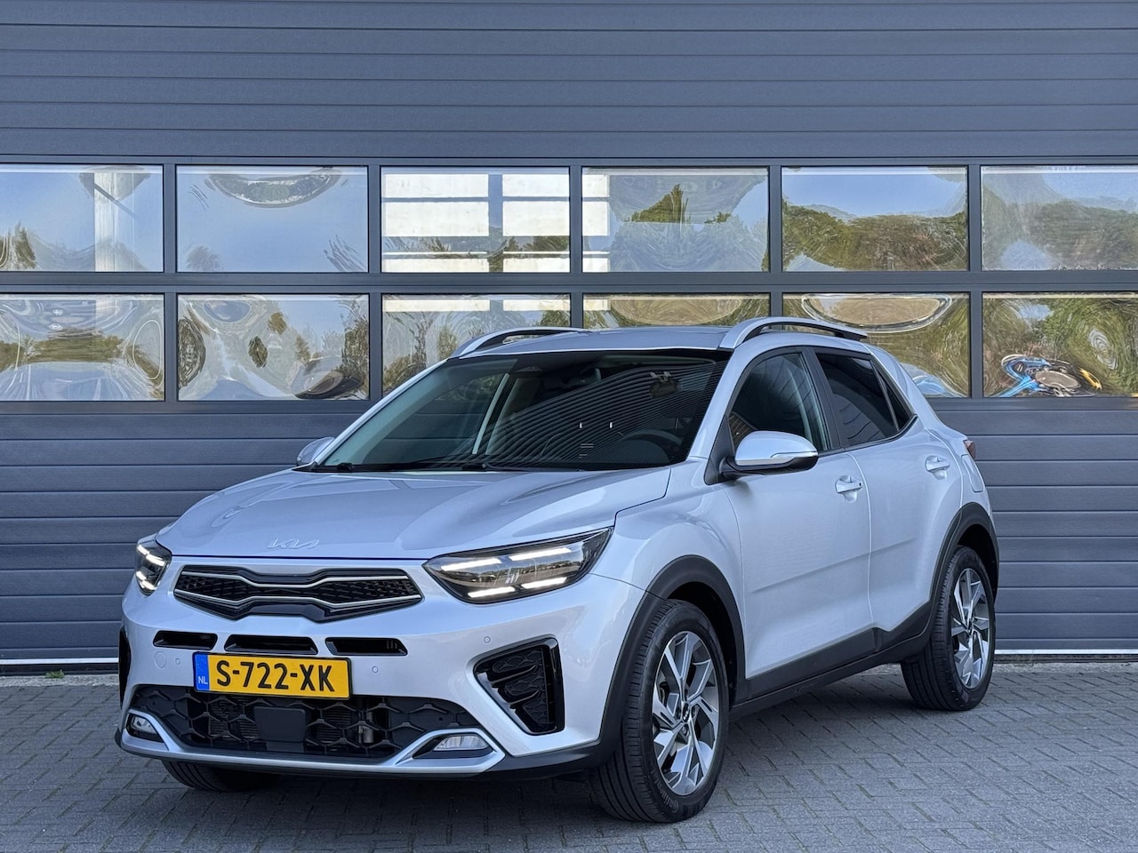 Kia Stonic - 1.0 T-GDi MHEV GT-PLUSLINE I AUTOMAAT I SCHUIF/KANTELDAK I APPLE CARPLAY I P-CAMERA - AutoWereld.nl