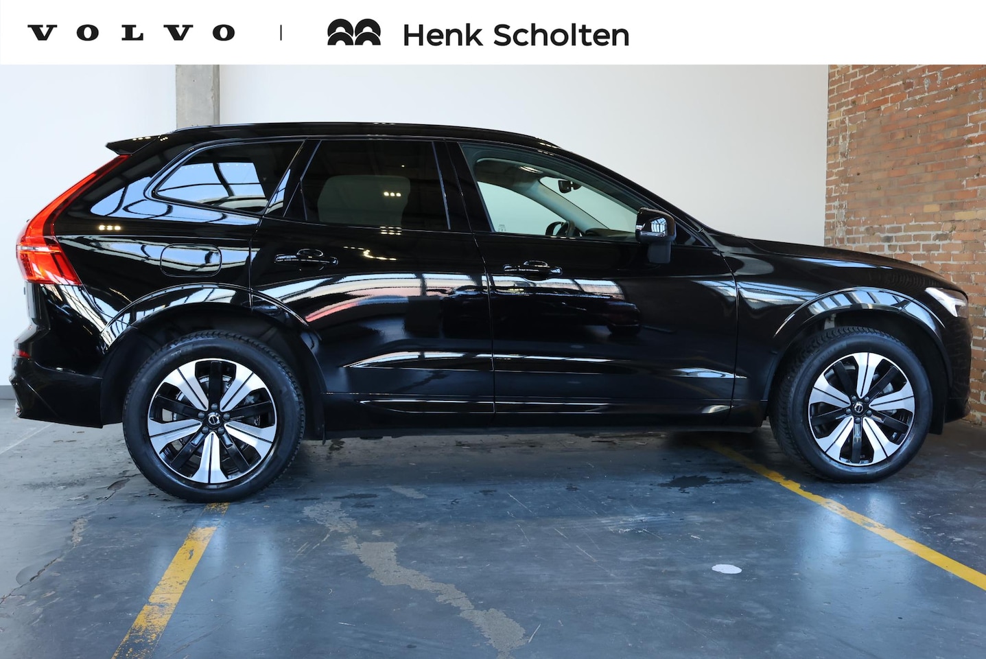 Volvo XC60 - 2.0 T8 Plug-in hybrid AWD Plus Dark | Panoramadak | Semi-Electrische Wegklapbare trekhaak - AutoWereld.nl