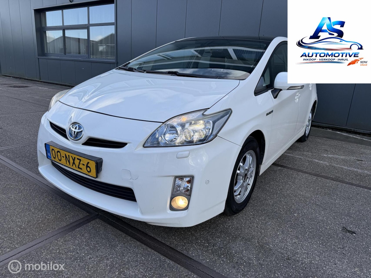Toyota Prius - 1.8 Dynamic Business*pano*stoelver* - AutoWereld.nl