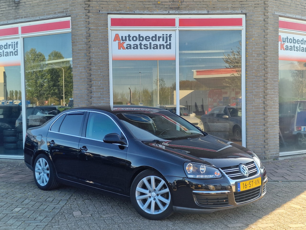 Volkswagen Jetta - 1.6 FSI Comfortline - Nieuwe APK - Clima - Cruise control - AutoWereld.nl
