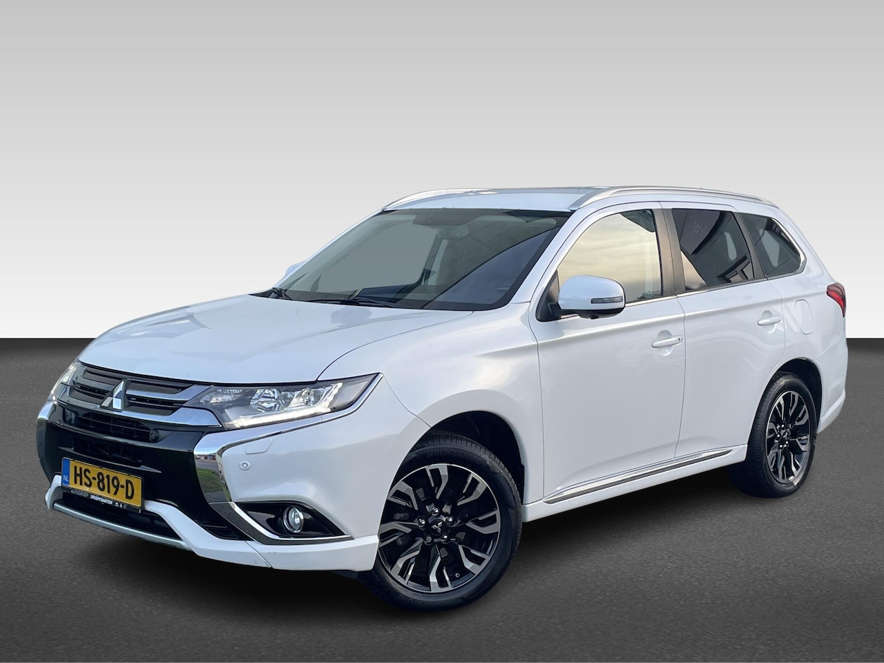 Mitsubishi Outlander - 2.0 PHEV instyle | Leder | Navigatie - AutoWereld.nl