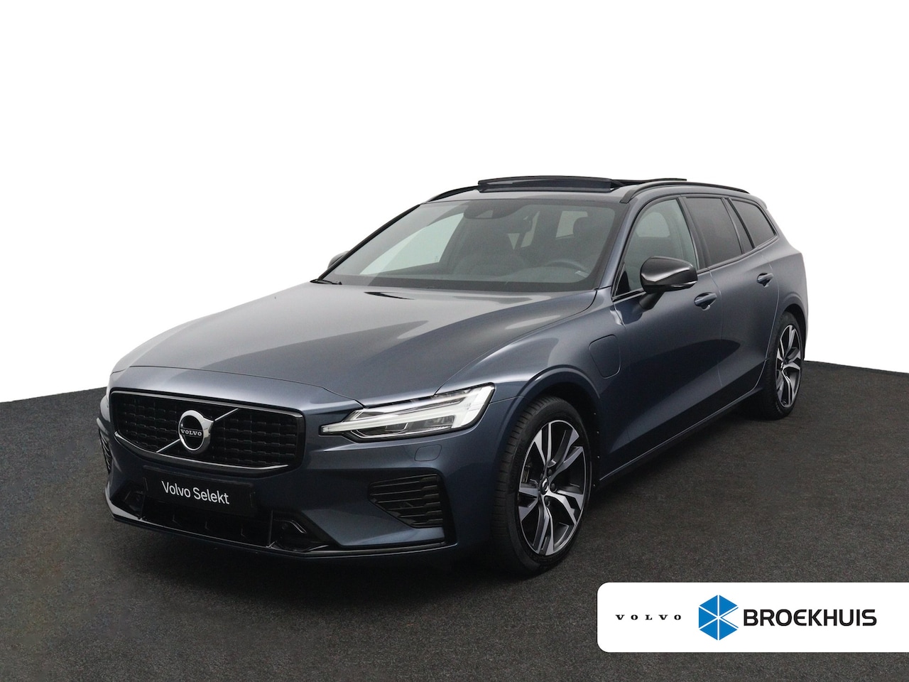 Volvo V60 - T6 Plug-in Hybrid AWD Plus Dark | Panoramadak | Long Range | Trekhaak | Stoel en stuurwiel - AutoWereld.nl