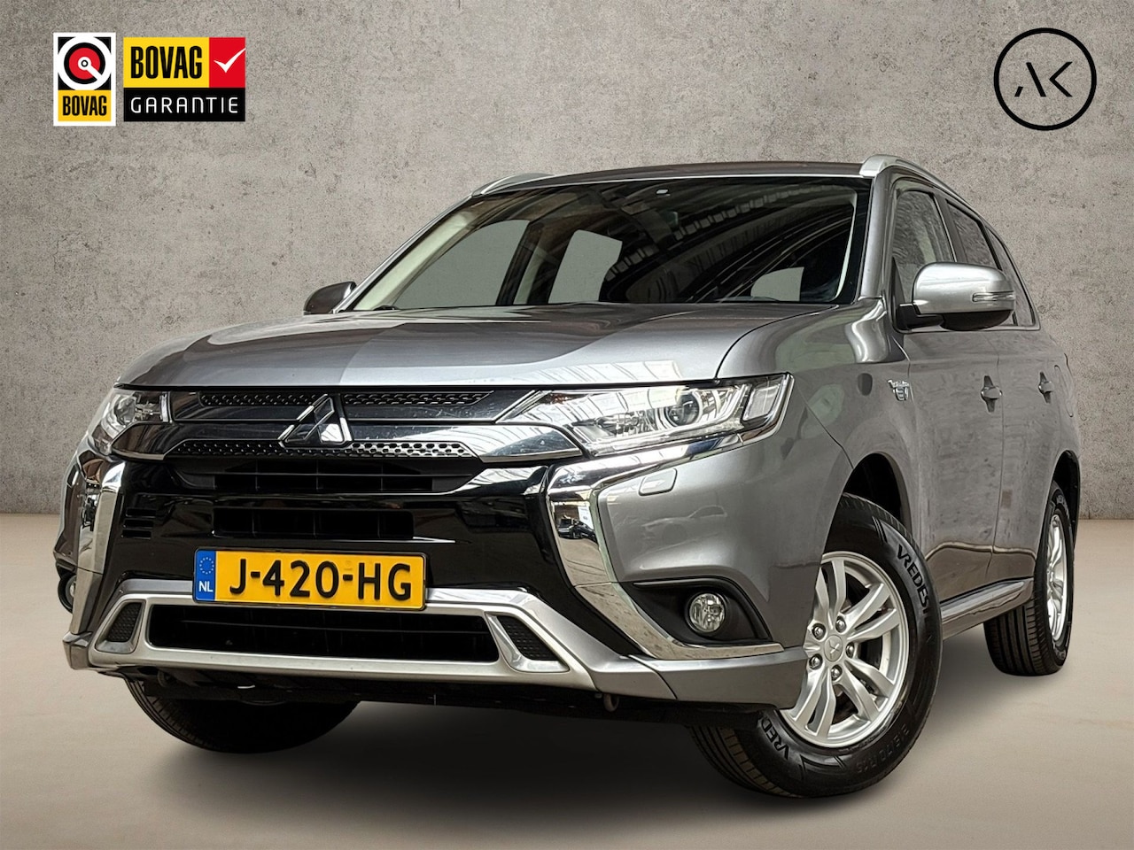 Mitsubishi Outlander - 2.4 PHEV Deluxe 225Pk Automaat (NAVIGATIE, CAMERA, STOELVERWARMING, GETINT GLAS, SPORTSTOE - AutoWereld.nl