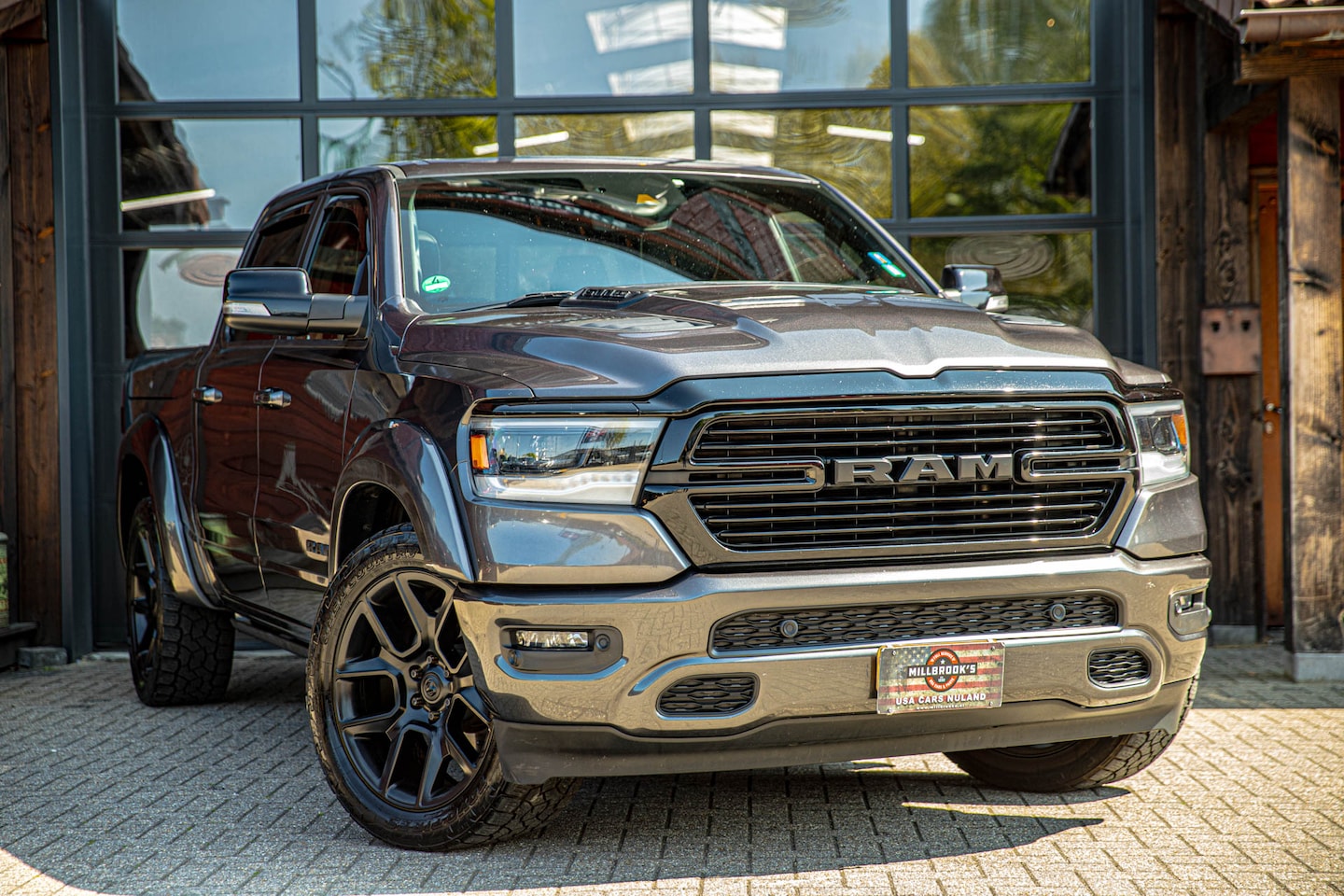 Dodge Ram 1500 - 5.7 V8 4x4 Crew Cab Laramie 5.7 V8 4x4 Crew Cab Laramie - AutoWereld.nl