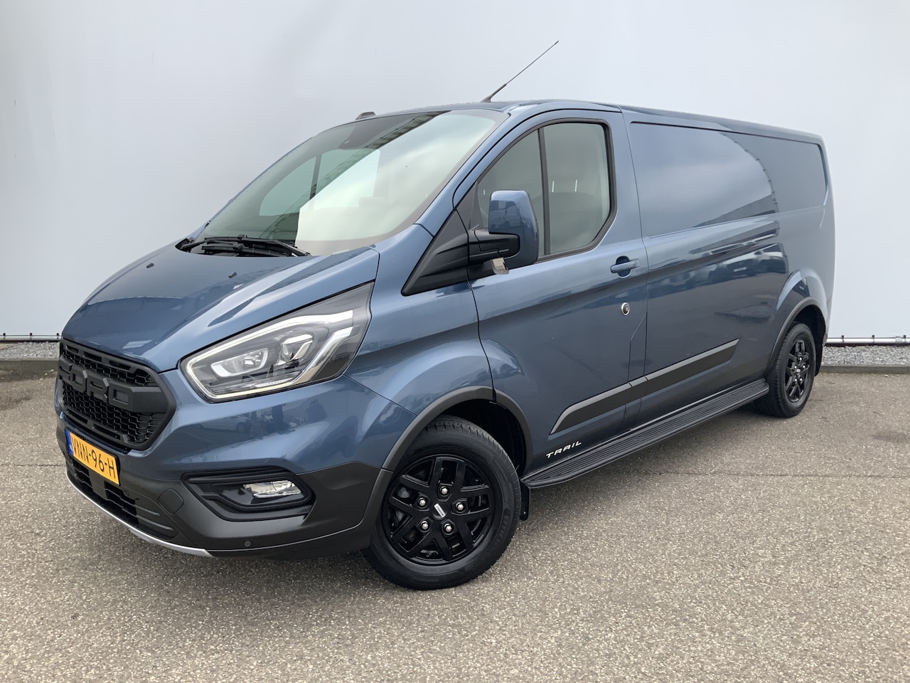 Ford Transit Custom - 300 2.0 TDCI L2H2 Trail Airco Cruise Camera Trekhaak 2800 kg 3 Zits Leer Alu Velg Euro 6 - AutoWereld.nl