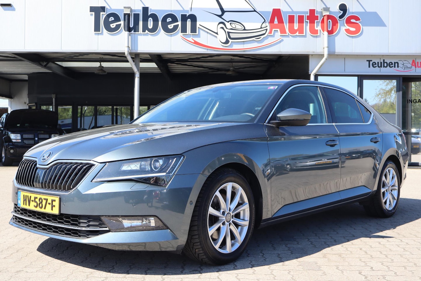 Skoda Superb - 2.0 TDI Style Business | Adaptive Cruise | Trekhaak | Stoelverwarming | Navigatiesysteem - AutoWereld.nl