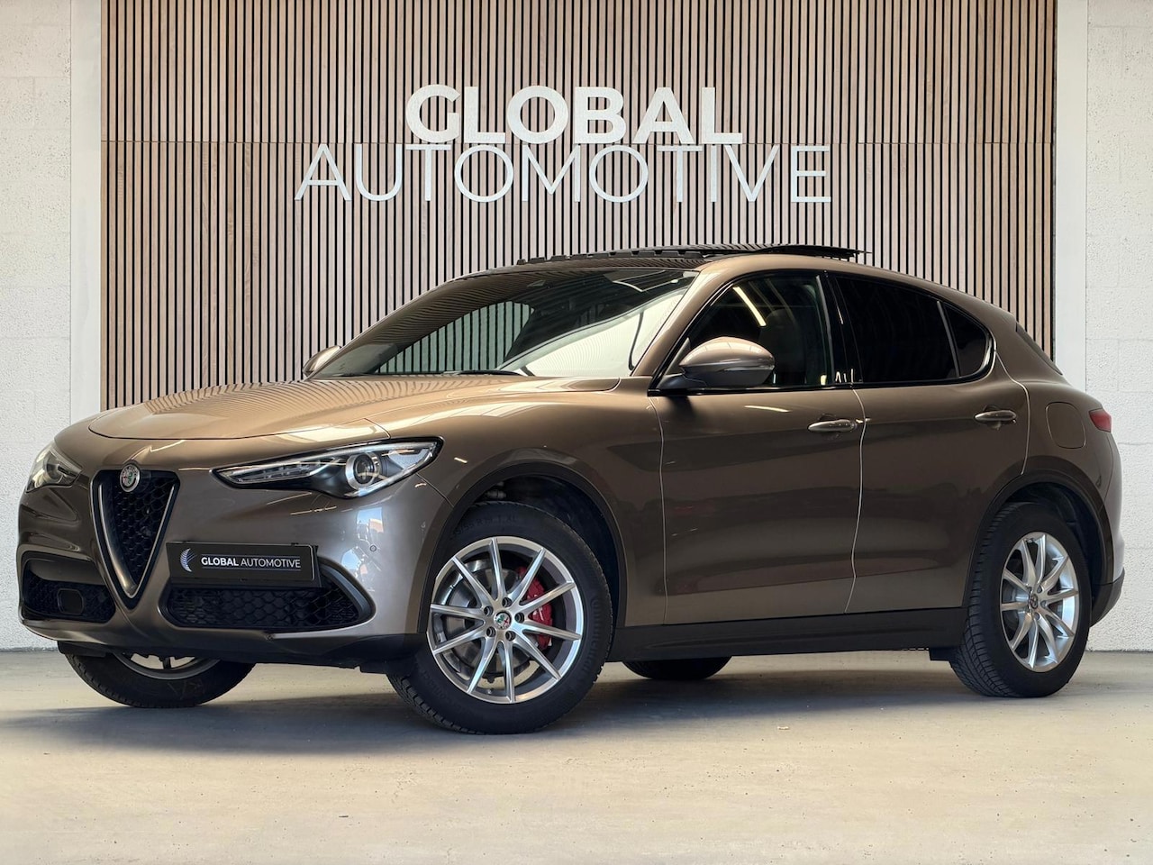 Alfa Romeo Stelvio - 2.0 T AWD Super - PANO -SPORTSTOELEN - HARMAN KARDON - AutoWereld.nl