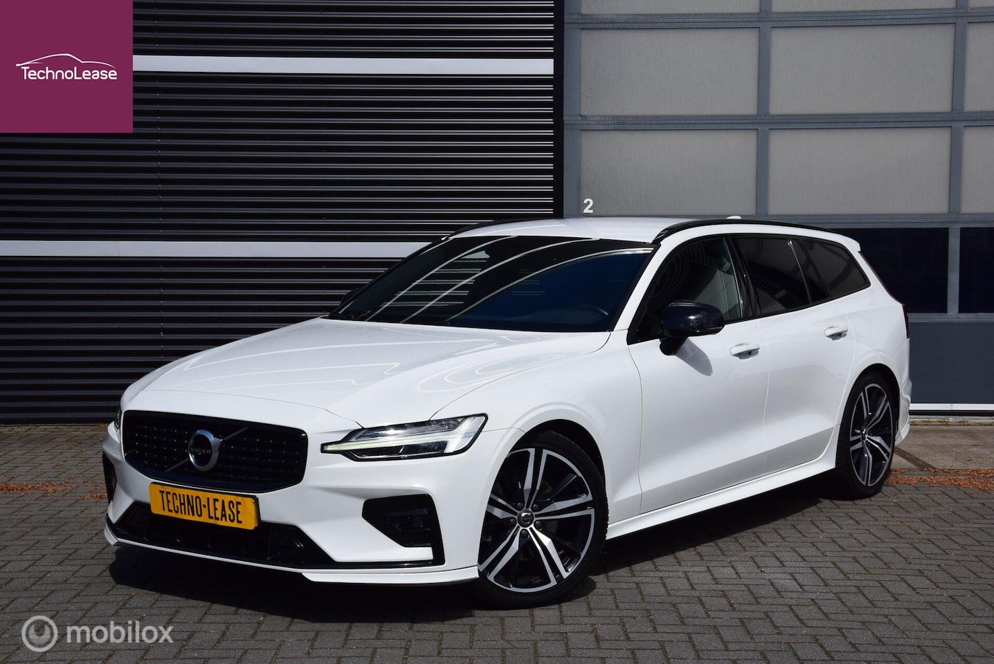 Volvo V60 - 2.0 B3 R-Design Autopilot ACC Trekhaak Camera - AutoWereld.nl