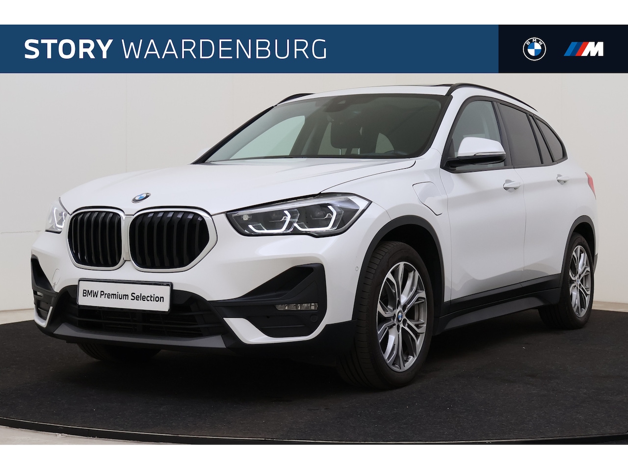 BMW X1 - xDrive25e High Executive Essential Automaat / Panoramadak / Adaptieve LED / Achteruitrijca - AutoWereld.nl