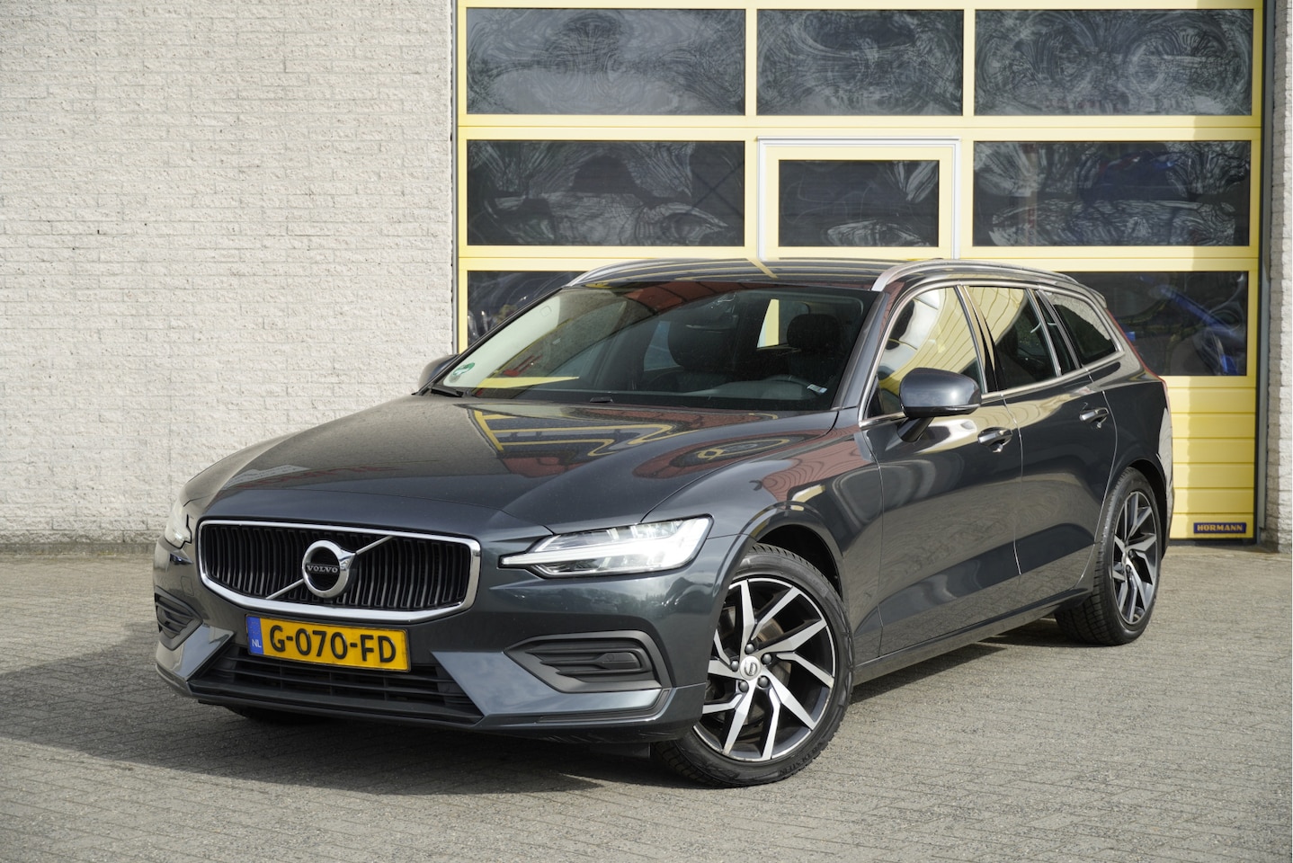 Volvo V60 - 2.0 T4 191PK! Automaat Momentum Pro BJ2019 Lmv 18" | Led V+A | Pdc | Elek. trekhaak | Elek - AutoWereld.nl