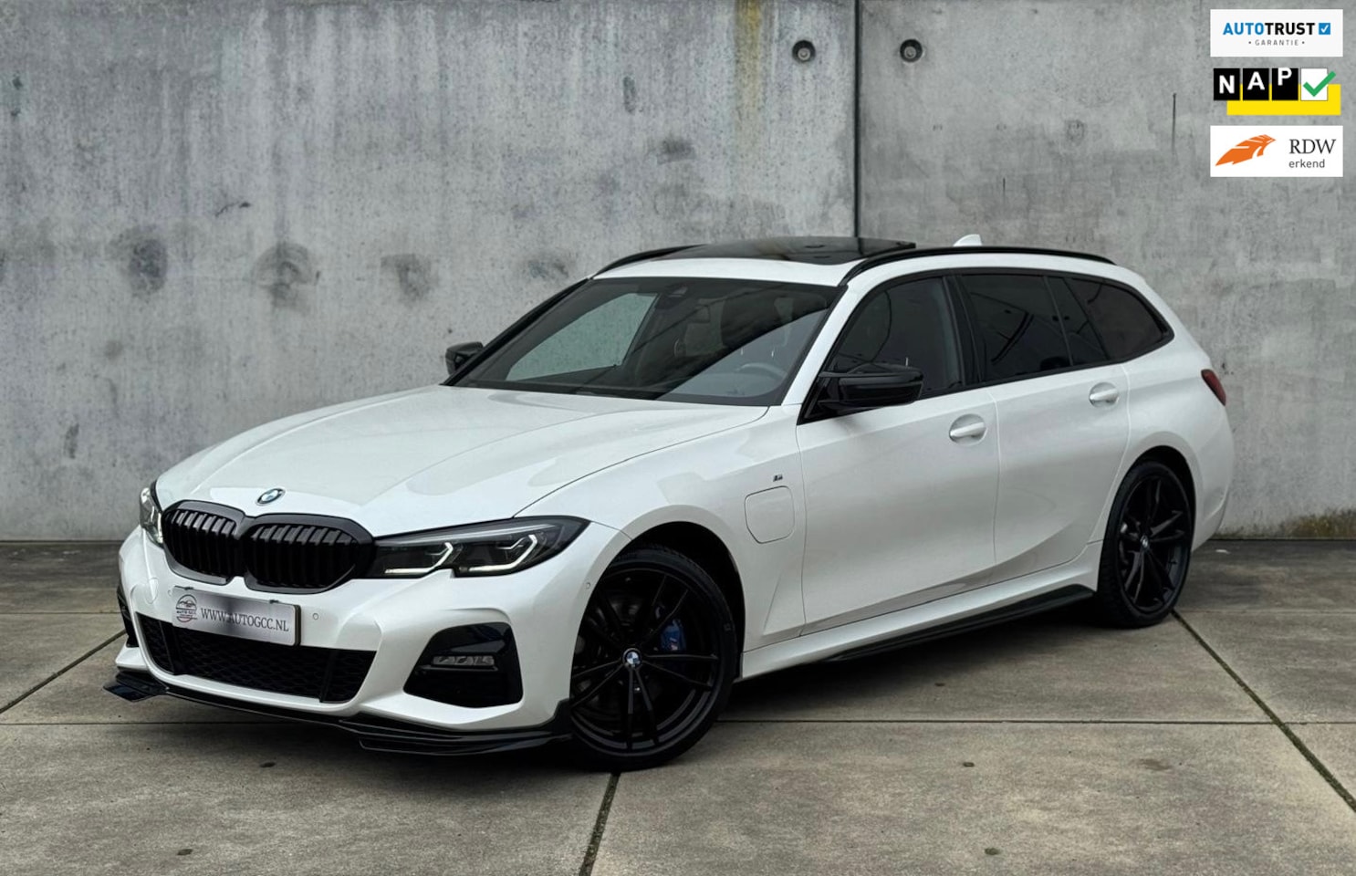 BMW 3-serie Touring - 330E XDRIVE M-SPORT HYBRID PANO HUD NAP VOL OPTIES - AutoWereld.nl