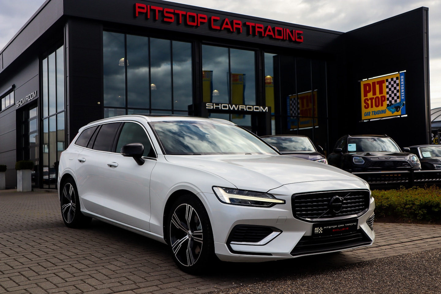 Volvo V60 - 2.0 T8 AWD R-Design, 390 PK, Pano, ACC, LED, Sportstoelen! - AutoWereld.nl
