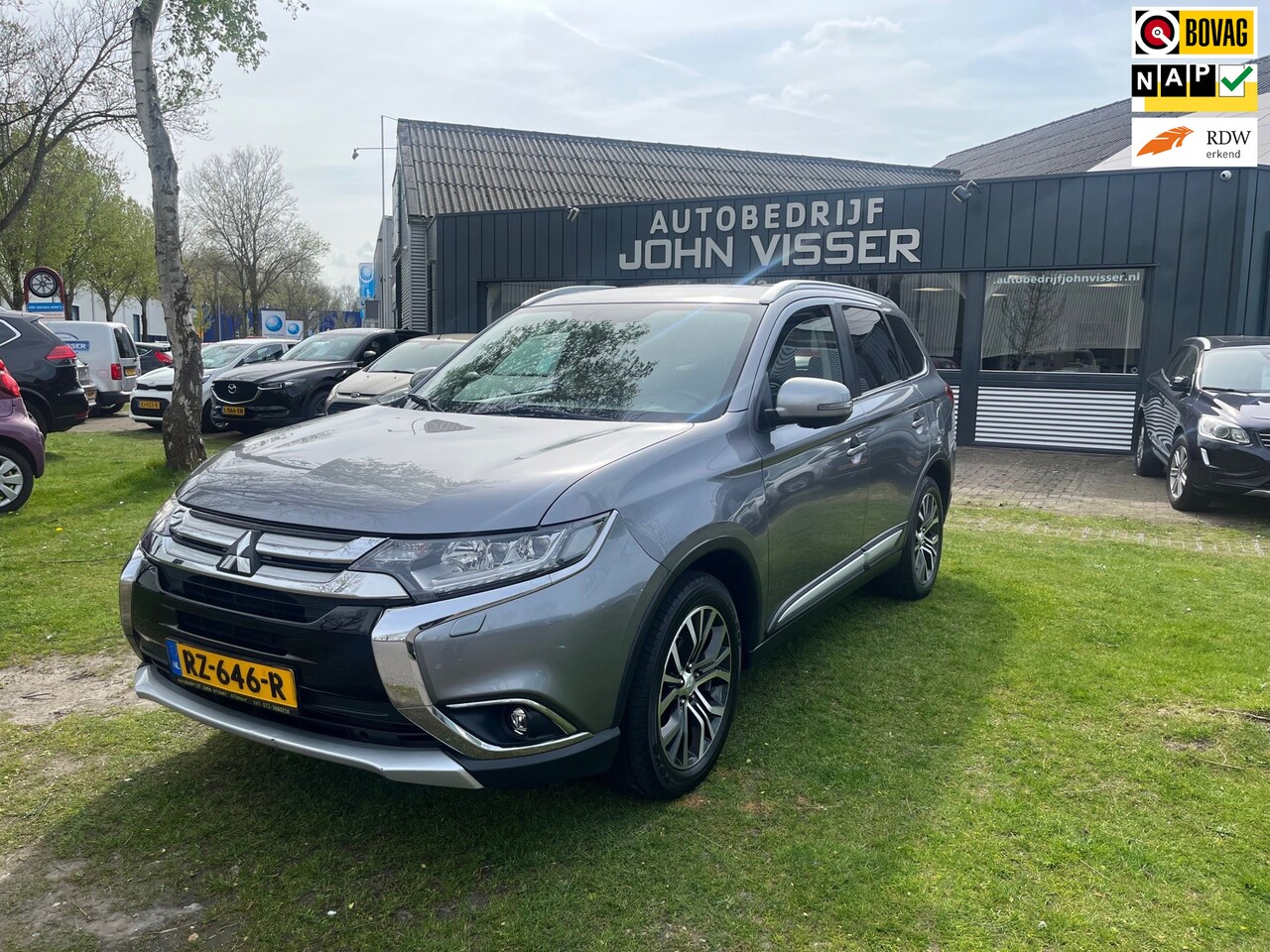 Mitsubishi Outlander - 2.0 Instyle * zeer ruim & stijlvol * schuifdak * trekhaak * airco * 7 persoons * - AutoWereld.nl