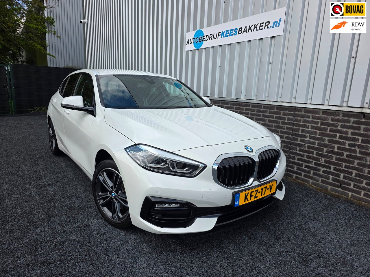 BMW 1-serie - 118i High Executive / Camera / stuur en stoel verw. / Carplay - AutoWereld.nl