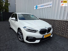 BMW 1-serie - 118i High Executive / Camera / stuur en stoel verw. / Carplay