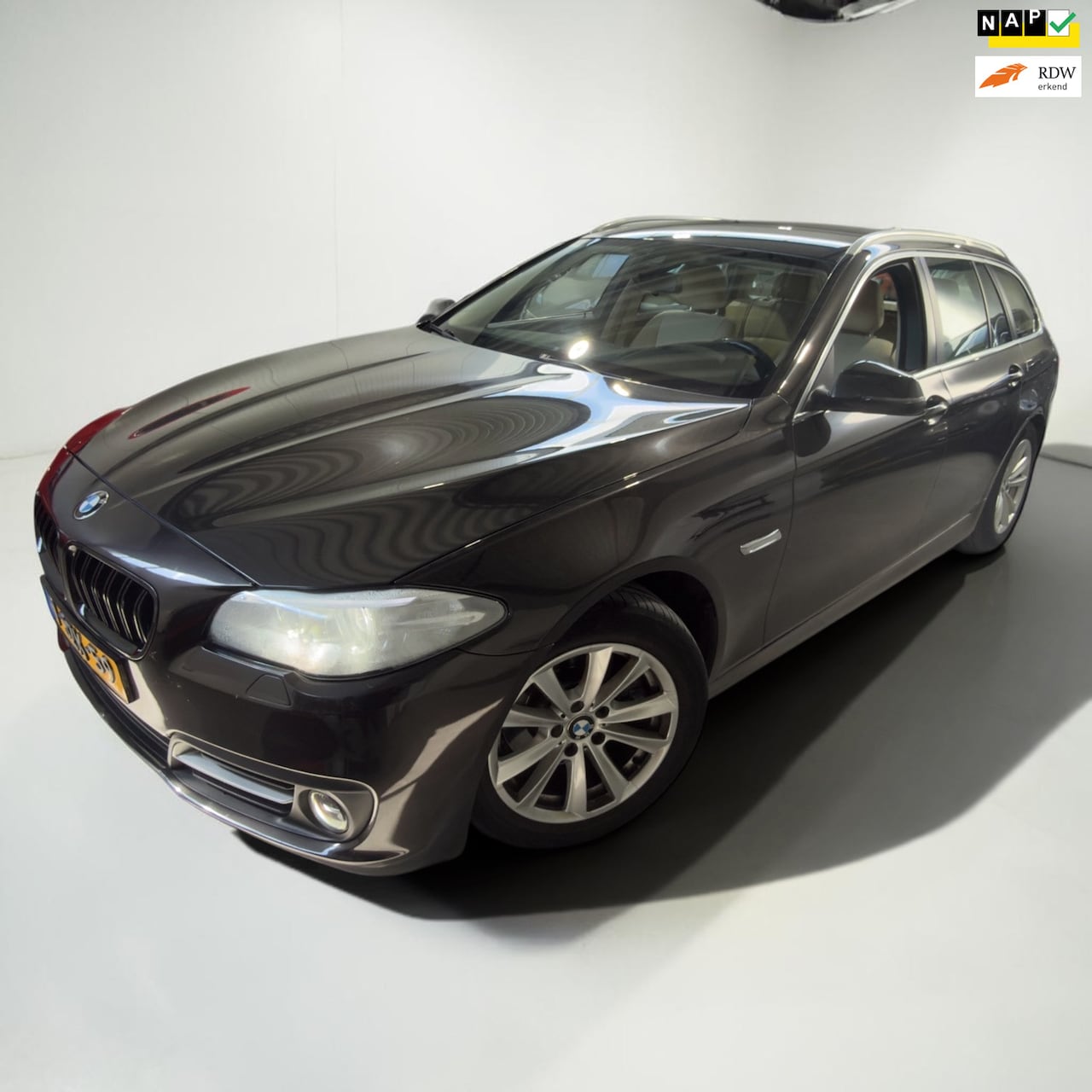 BMW 5-serie Touring - 520i Business Xenon NAVI LED - AutoWereld.nl
