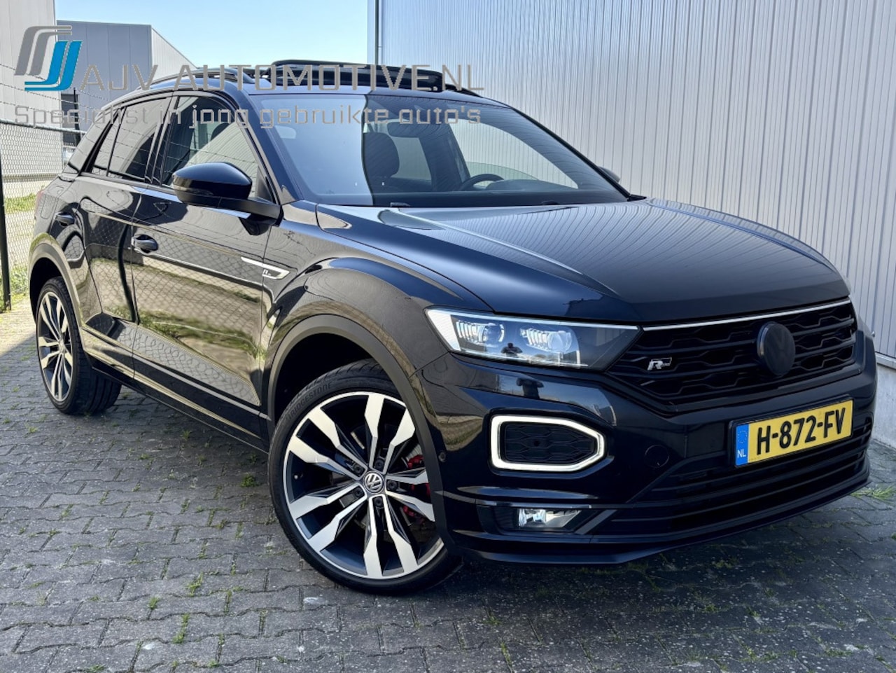 Volkswagen T-Roc - 1.5 TSI DSG AUT. R-LINE BLACK OPTIC / PANO / TREKHAAK - AutoWereld.nl