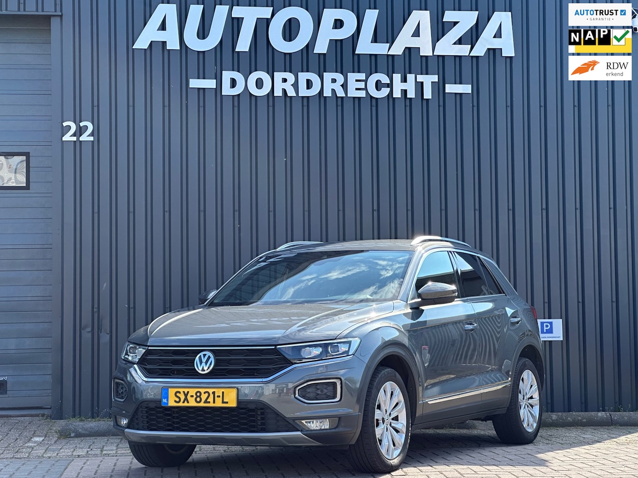 Volkswagen T-Roc - 1.5 TSI Sport TREKHAAK|ACC|VIRTUAL - AutoWereld.nl
