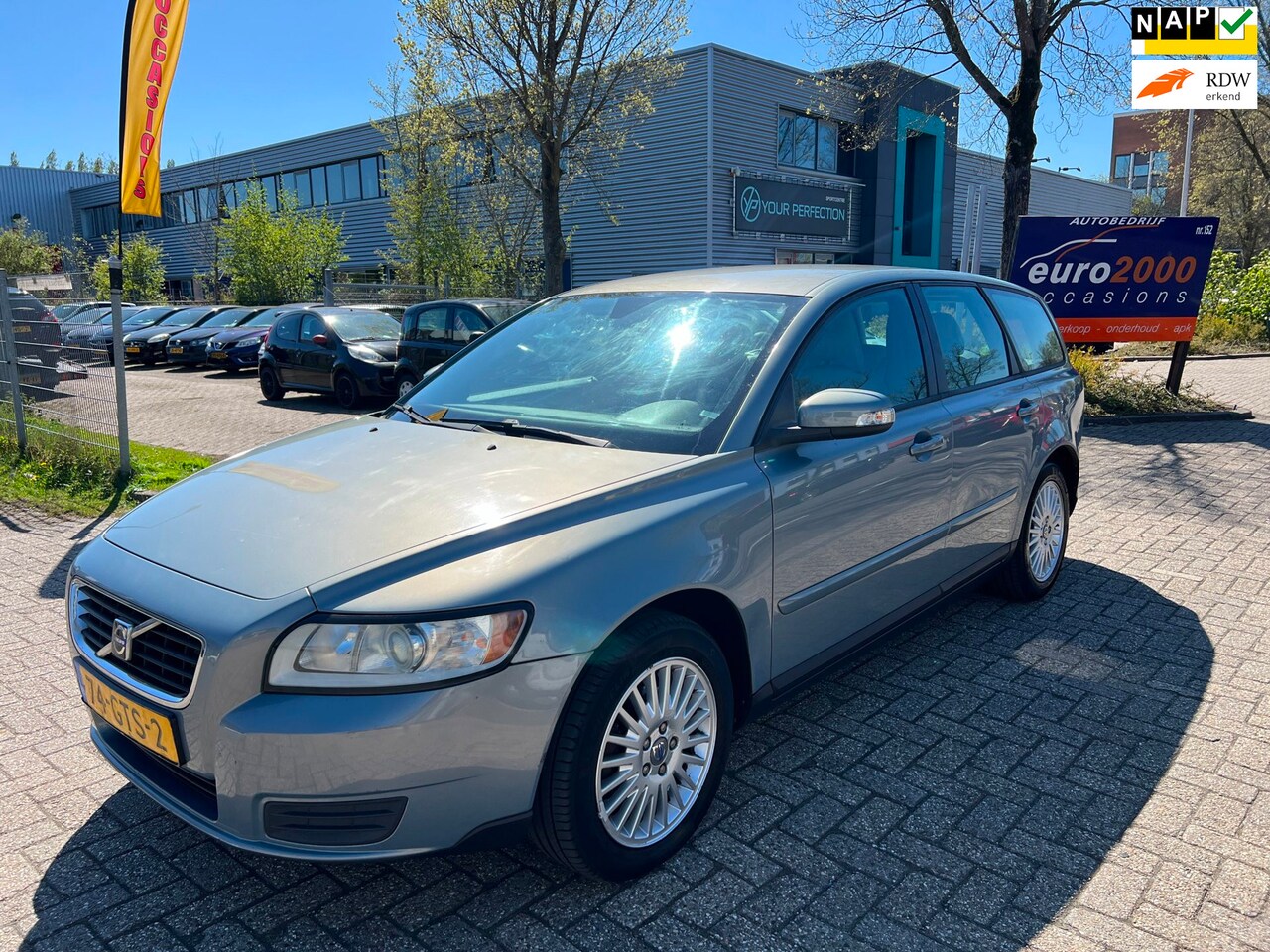 Volvo V50 - 1.6 Momentum - AIRCO - NIEUWE APK - TREKHAAK ! - AutoWereld.nl