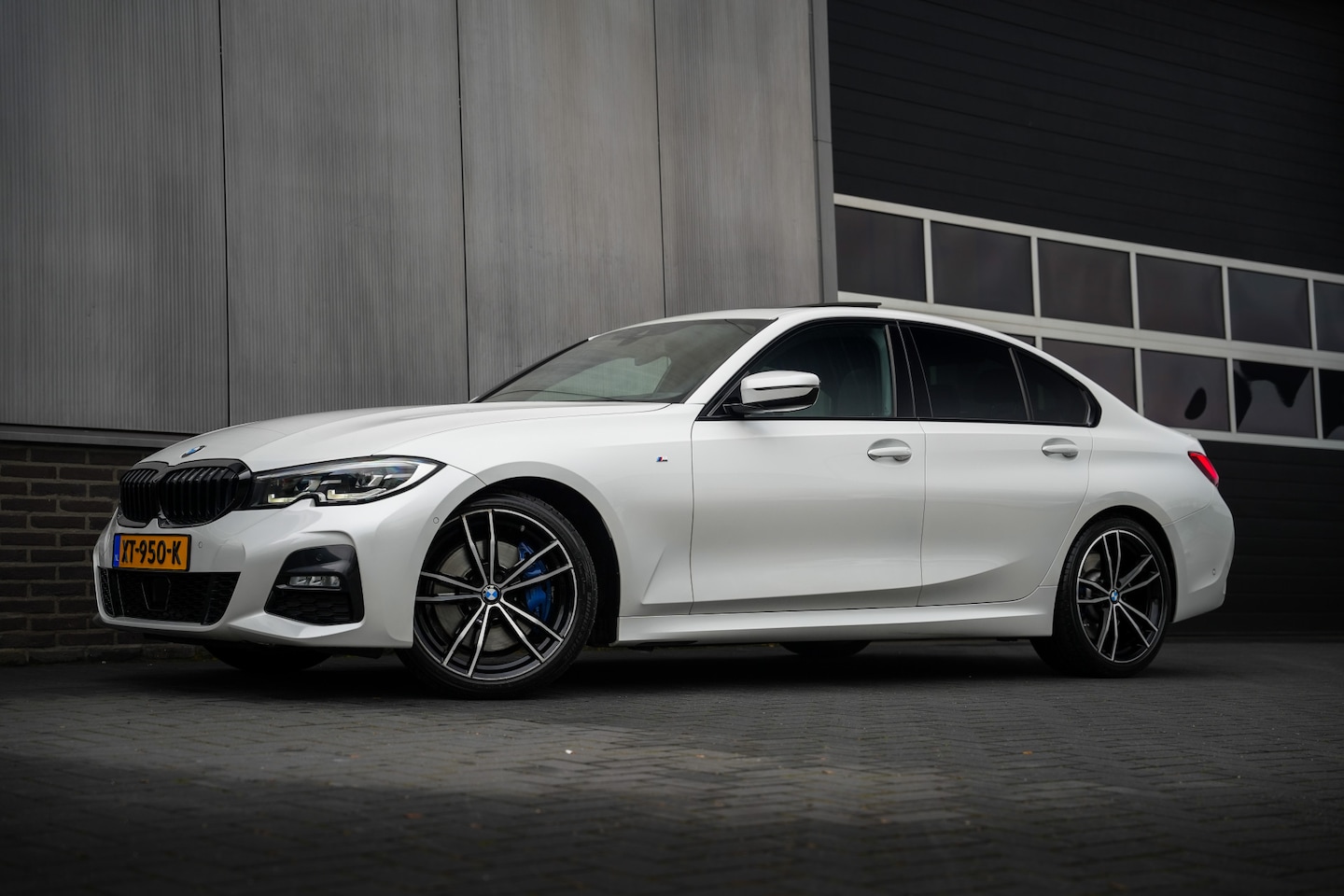 BMW 3-serie - 330i 259 pk High Executive Edition M-Sportpakket / NL-Auto/ Schuif-Dak/ Leder/ Sport-Stoel - AutoWereld.nl