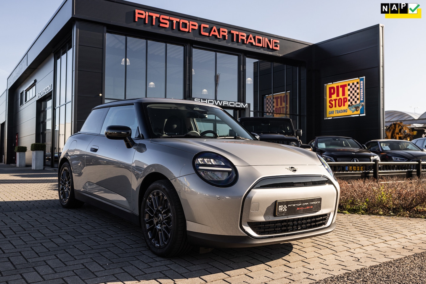 MINI Cooper - E Essential 40.7 kWh NL Auto, Camera, PDC voor & Achter, SOH 98% - AutoWereld.nl