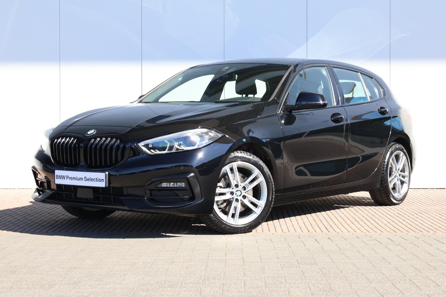 BMW 1-serie - 118i Business Edition Plus / Sportline / 17'' LM / Stoelverwarming / PDC / Climate Control - AutoWereld.nl
