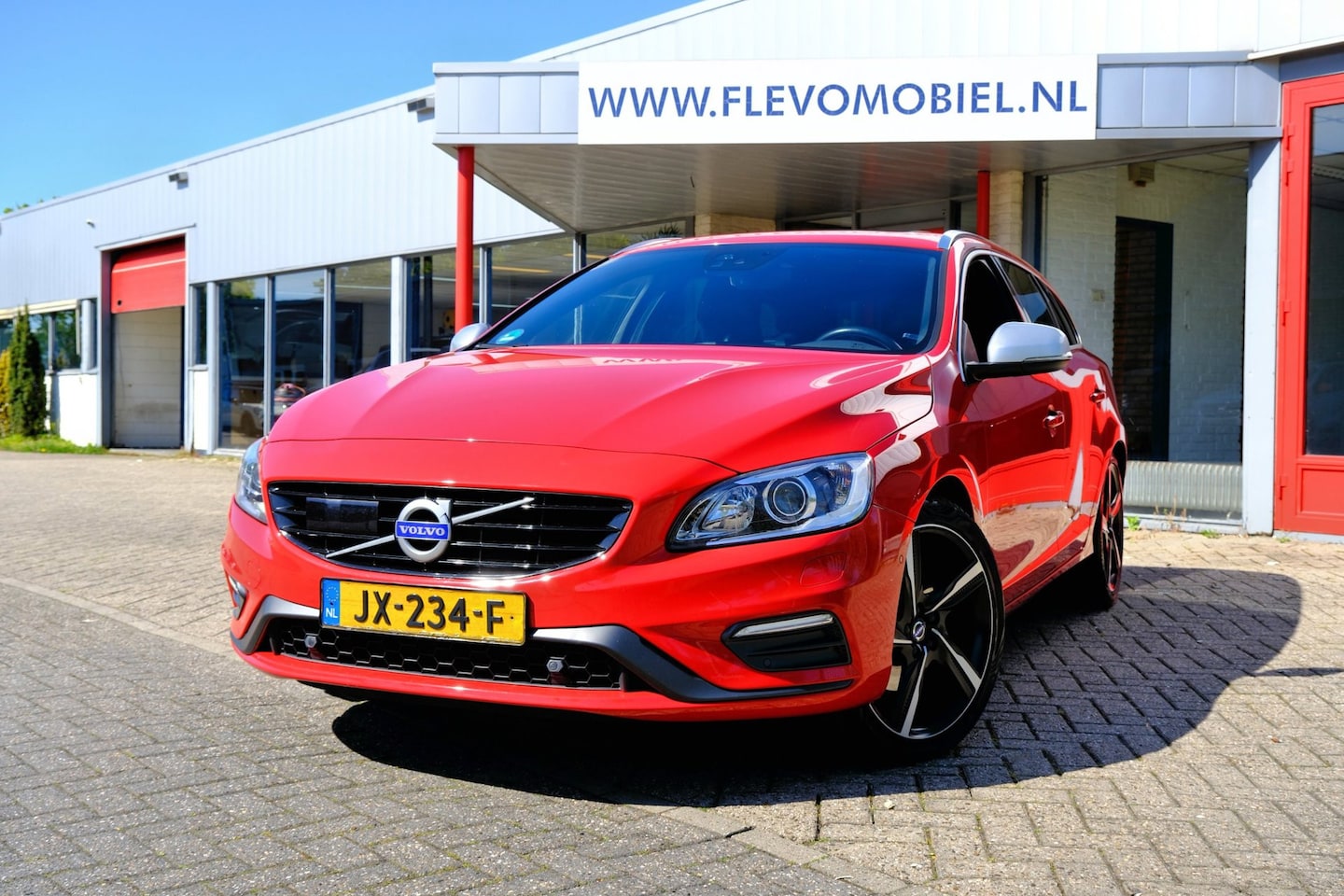 Volvo V60 - 2.0 T5 R-Design Aut. Pano|Leder|Xenon|Navi|Cam - AutoWereld.nl