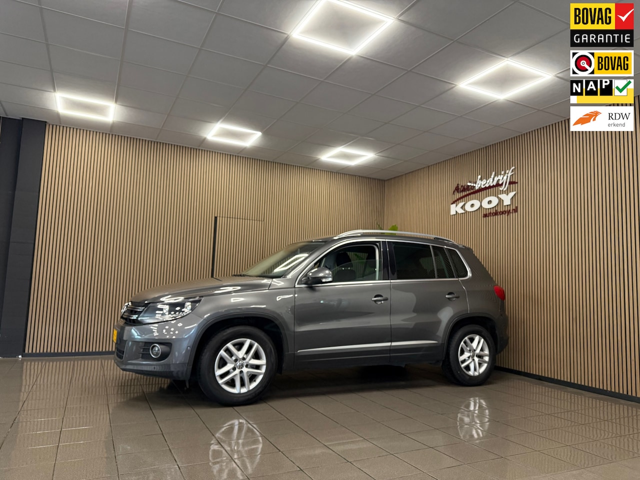 Volkswagen Tiguan - 1.4 TSI Sport&Style * Trekhaak / Dealer onderhouden / Navigatie / NL Auto * - AutoWereld.nl