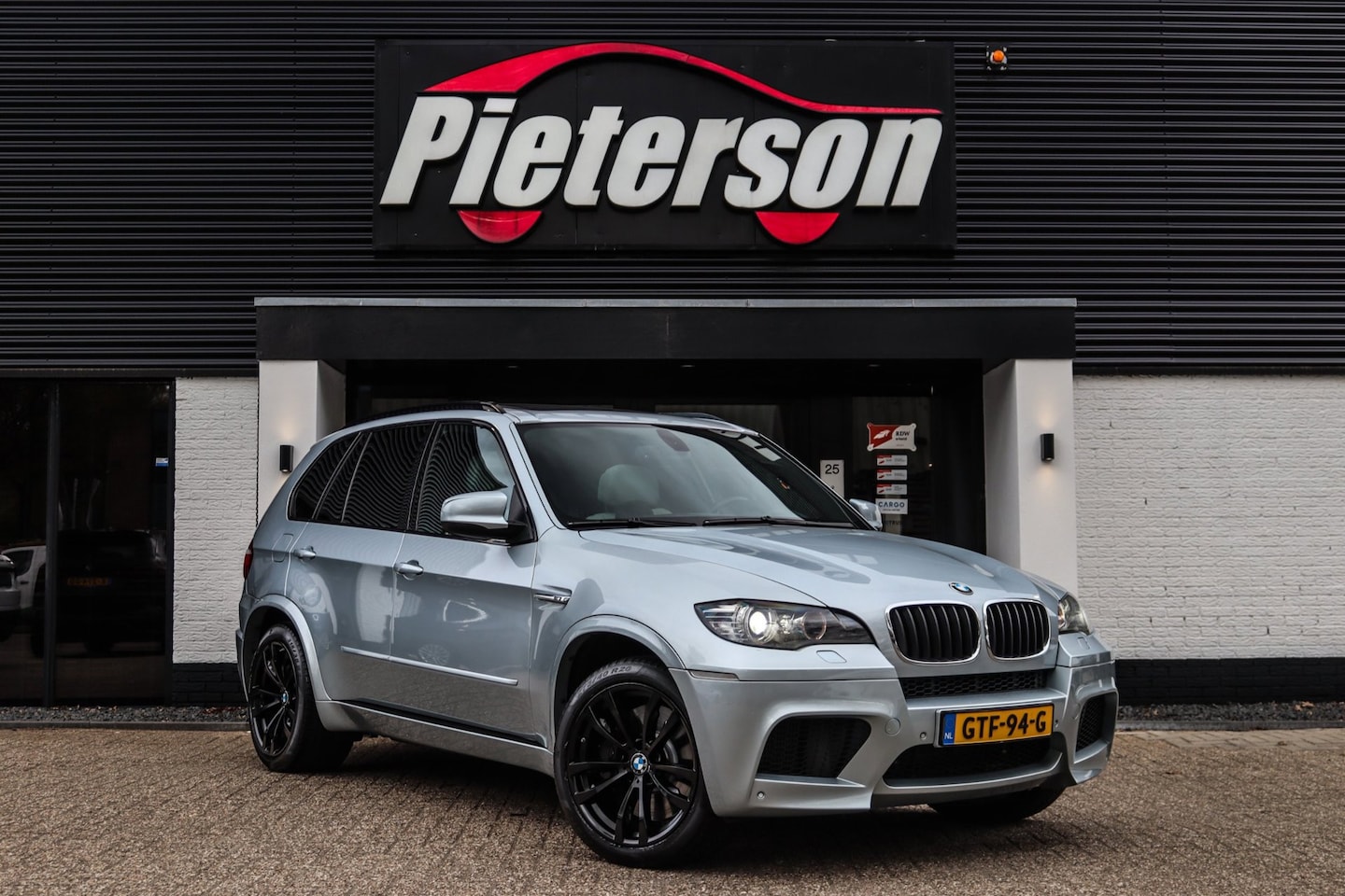 BMW X5 - M 4.4i YOUNGTIMER PANO MEMORY XENON LEDER ZEER NETJES - AutoWereld.nl