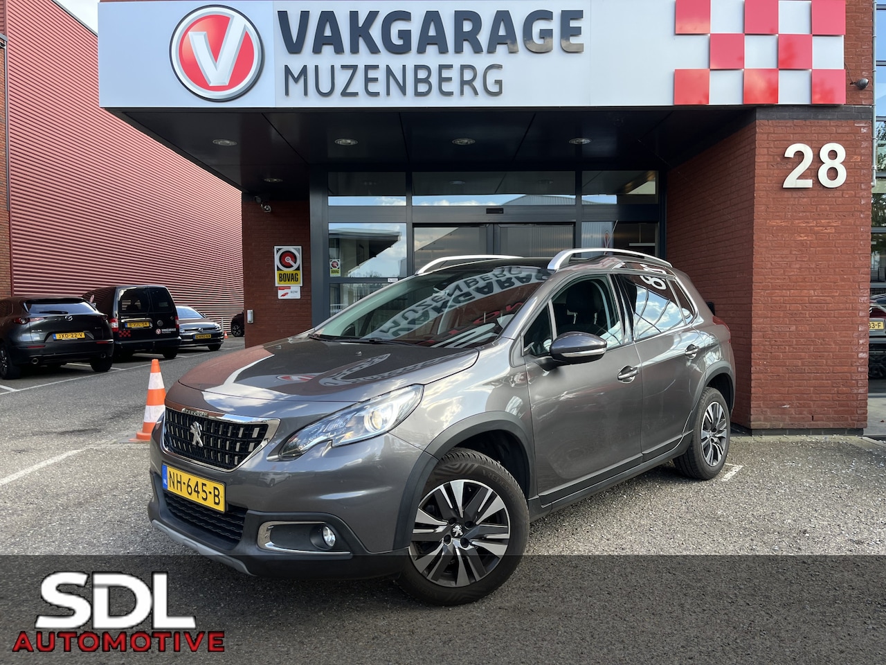 Peugeot 2008 - 1.2 PureTech Allure // LED // HALF LEDER // NAVI // PANORAMADAK // PARKEERSENSOREN // CRUI - AutoWereld.nl