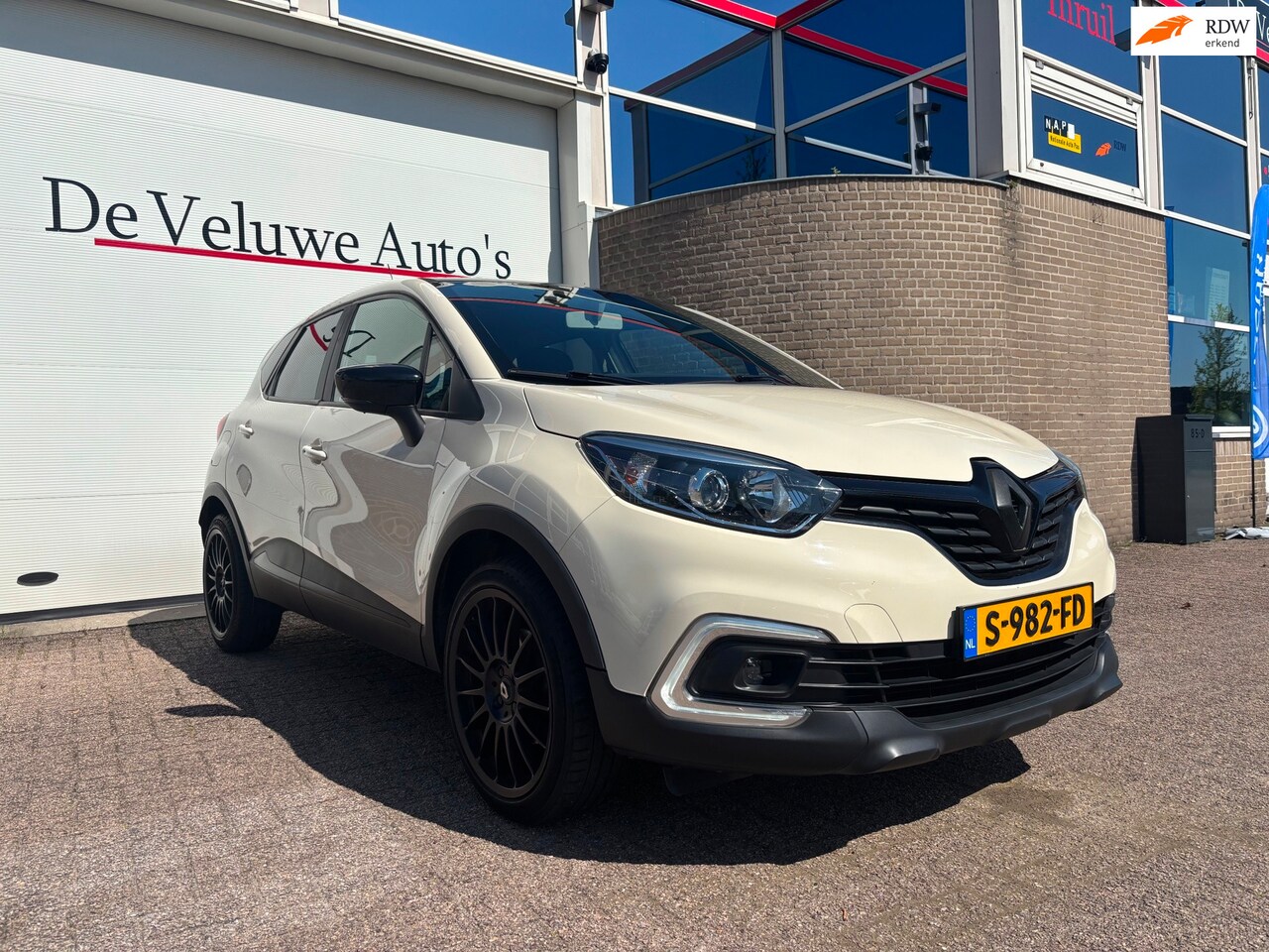 Renault Captur - 1.2 TCe Limited |Cruise|Carplay|Keyless|Airco - AutoWereld.nl