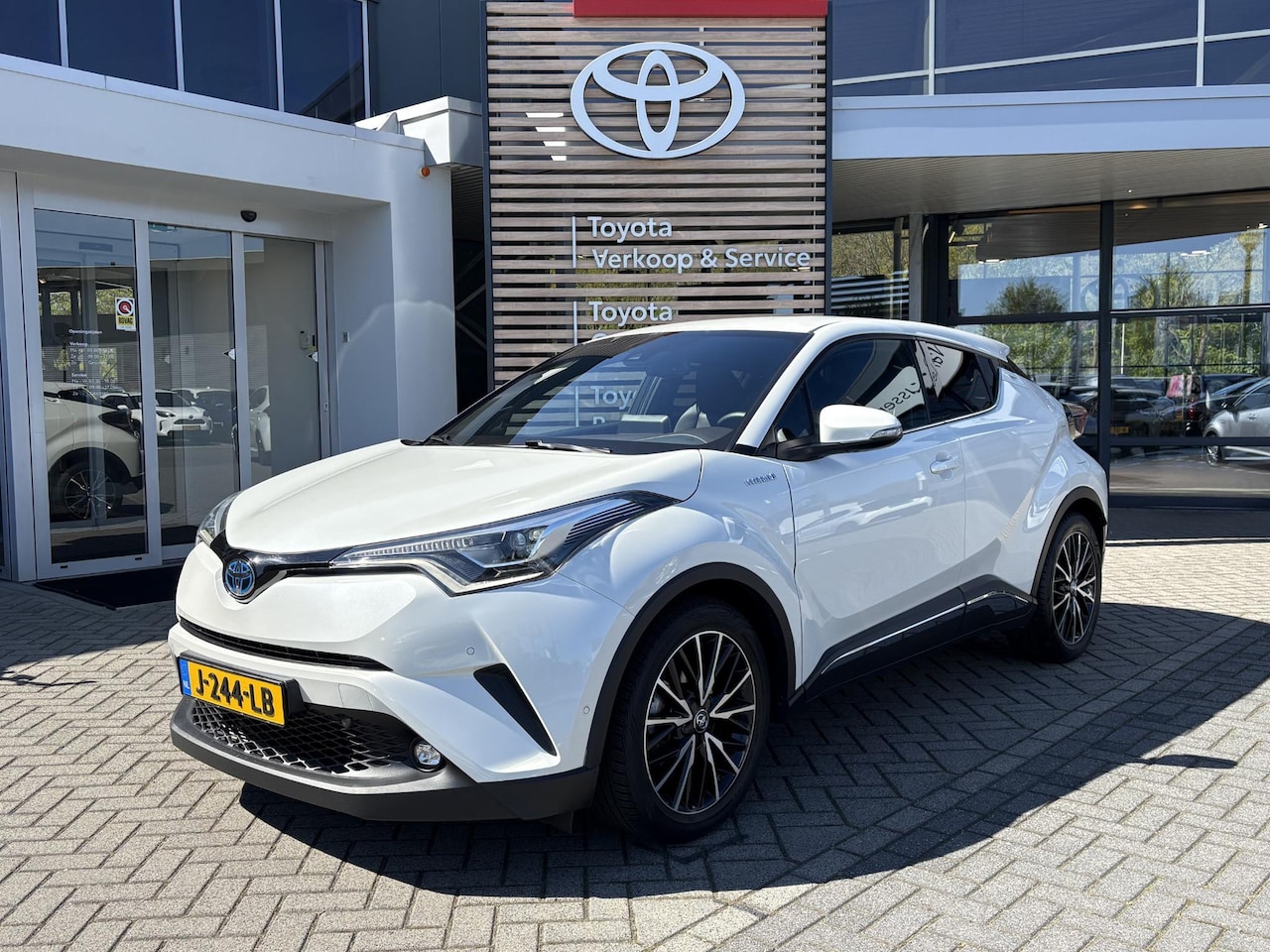 Toyota C-HR - 1.8 HYBRID BLIND-SPOT KEYLESS STOELVERW NAVI PARK-SENSOREN HALF-LEDER AD-CRUISE BLUETOOTH - AutoWereld.nl