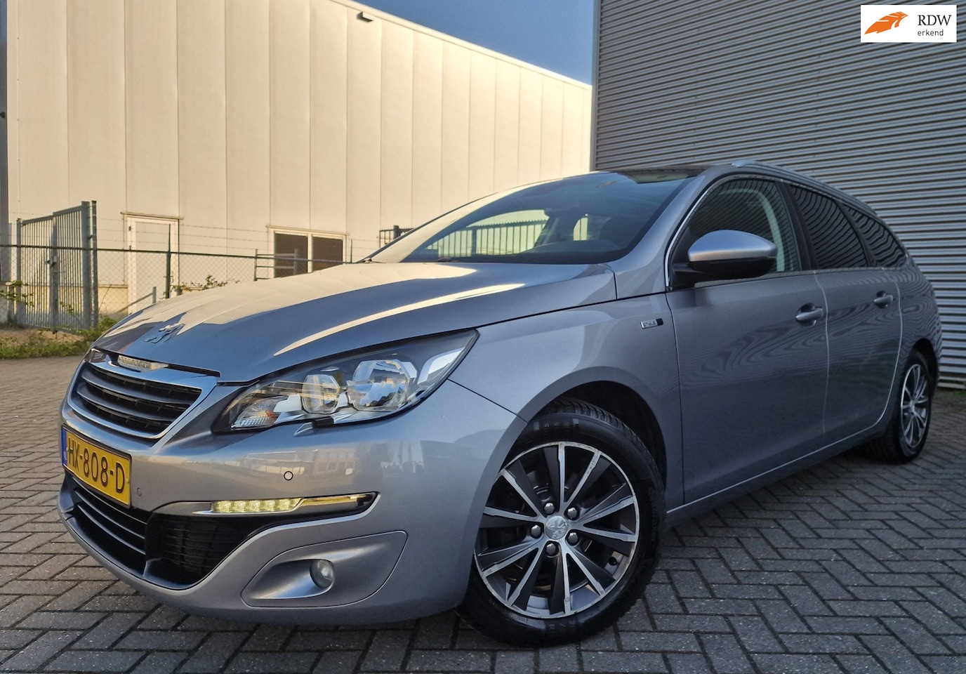 Peugeot 308 SW - 1.2 PureTech Style PANO NAVI PSENSOR CRUISE 2 X SLEUTELS - AutoWereld.nl