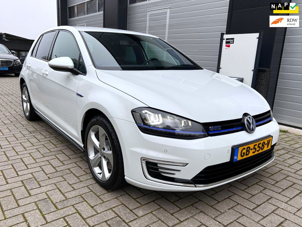 Volkswagen Golf - 1.4 TSI GTE - Navigatie - LED - Bluetooth - PDC - Cruise Control - 17" - Zeer nette staat! - AutoWereld.nl