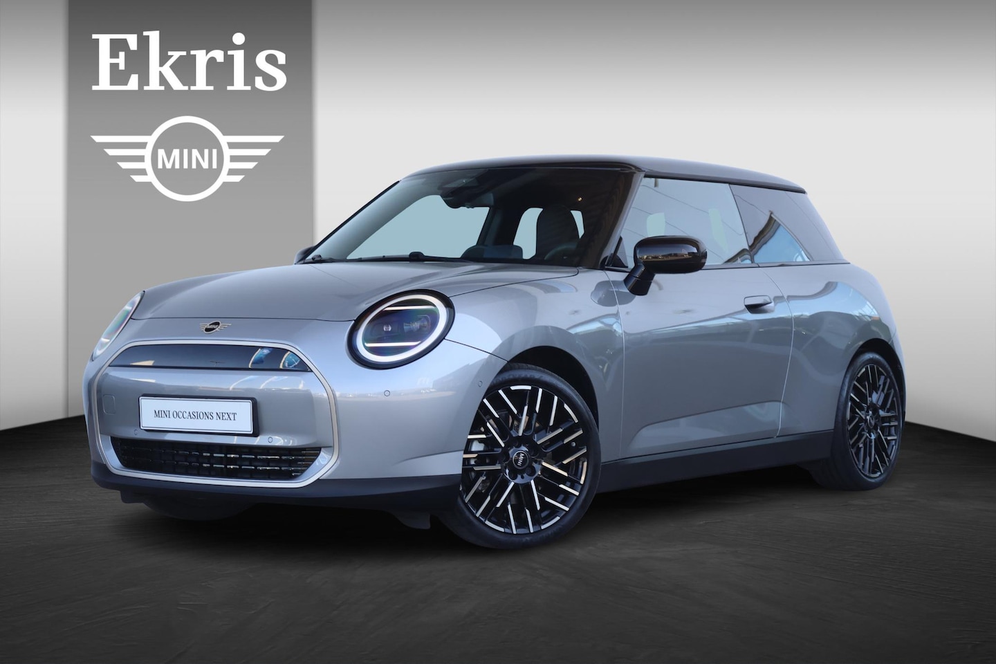 MINI Cooper - Mini E Favoured M 40.7 kWh / Pano Dak / Head-Up / Stuur & Stoelverwarming / 18'' LM / Comf - AutoWereld.nl