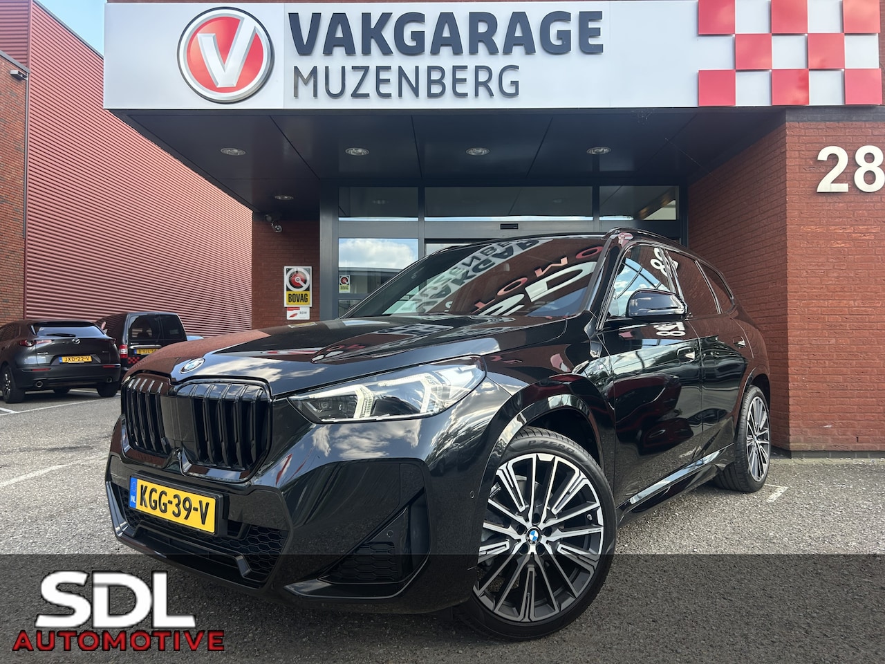 BMW X1 - xDrive23i 4Cilinder High Executive M Sport Shadow Line // FULL LED // PANO/SCHUIFKANTELDAK - AutoWereld.nl