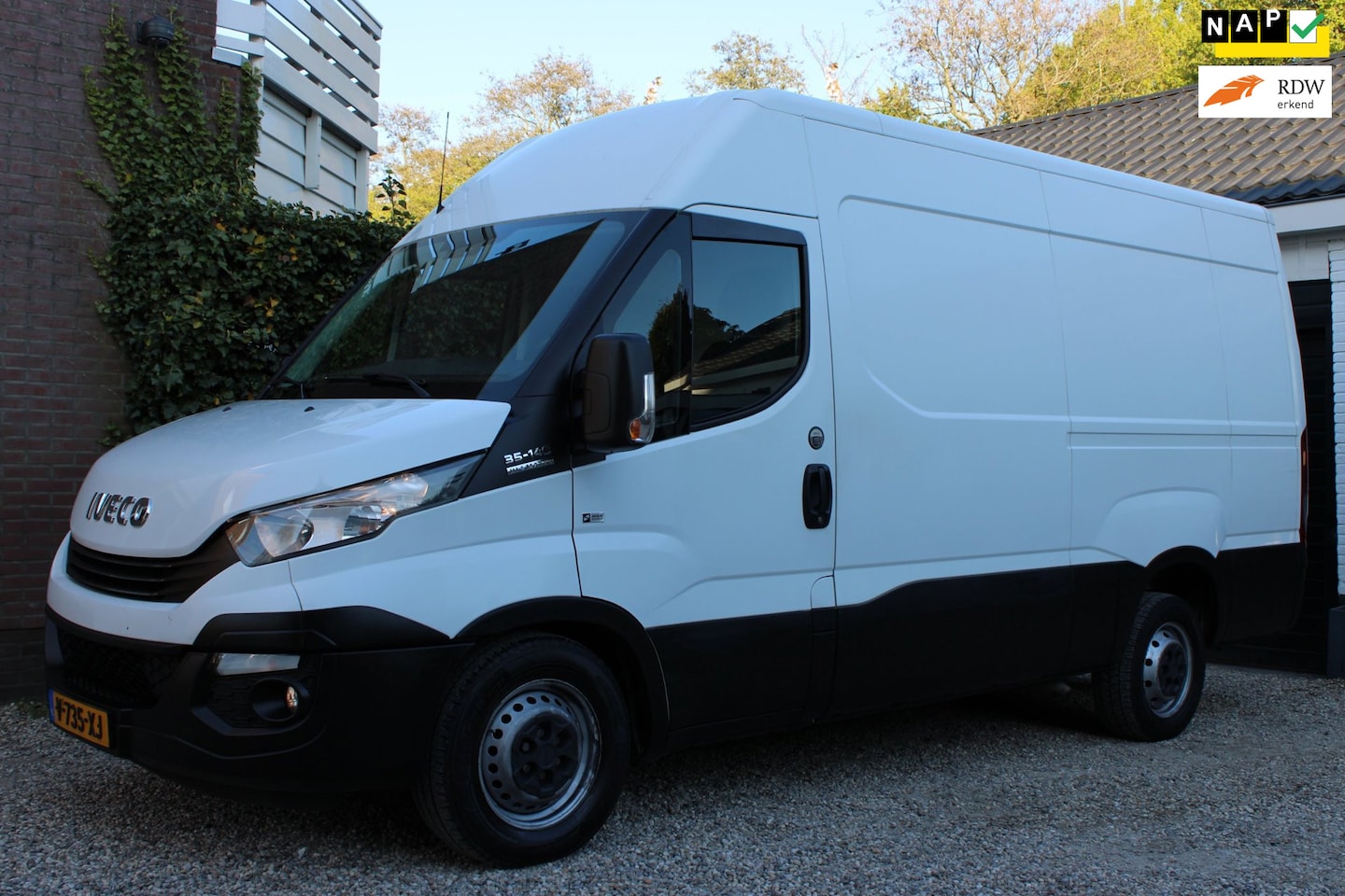 Iveco Daily - 35S14V 2.3 352 H3 L | Automaat | Achteruitrijcamera | Navi | Trekhaak - AutoWereld.nl