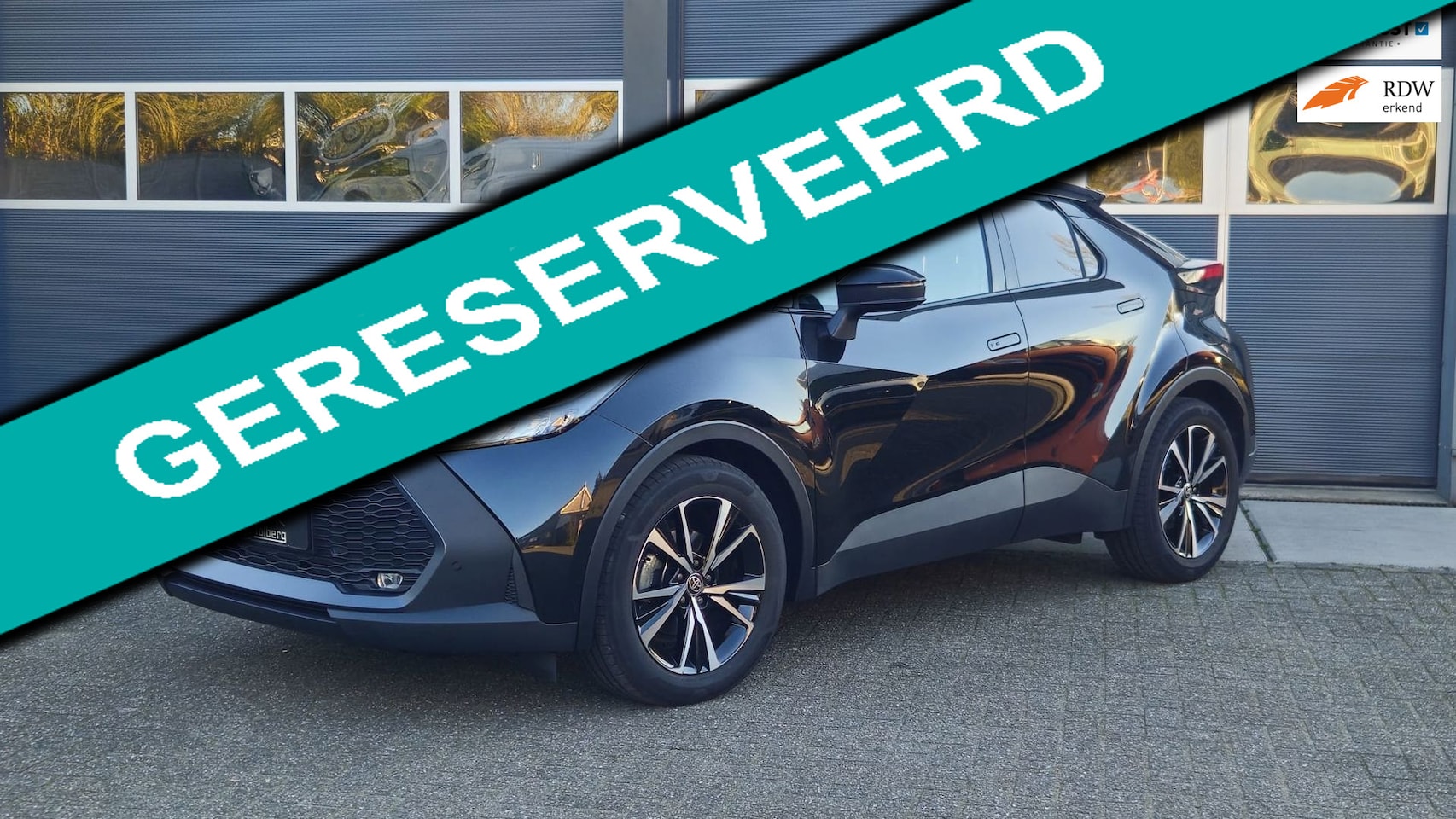 Toyota C-HR - 1.8 Dynamic, 12.000 km, mooie zwarte metallickleur. BOMVOL!!!!! - AutoWereld.nl