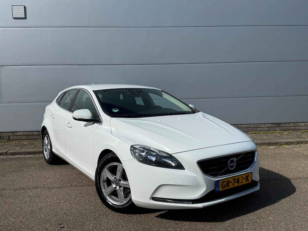 Volvo V40 - 2.0 D2 Summum Business (bj 2015) EURO6|LEER|NAVI|STOELVERW - AutoWereld.nl