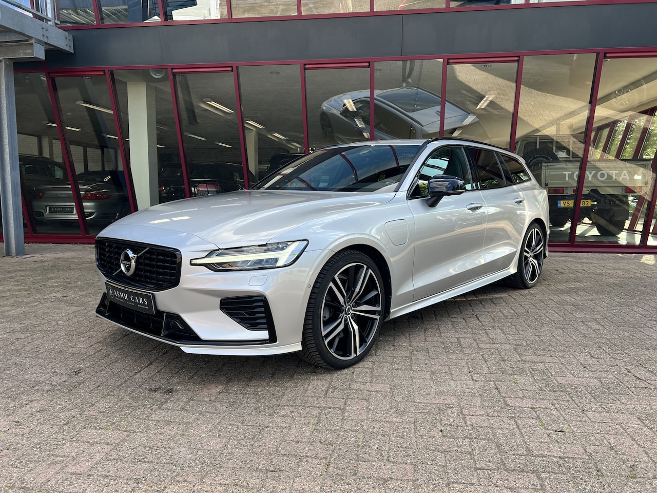 Volvo V60 - 2.0 T8 Plug-in hybrid AWD Plus Bright | Recharge | Long Range | R-Design | Pano | 360 grad - AutoWereld.nl