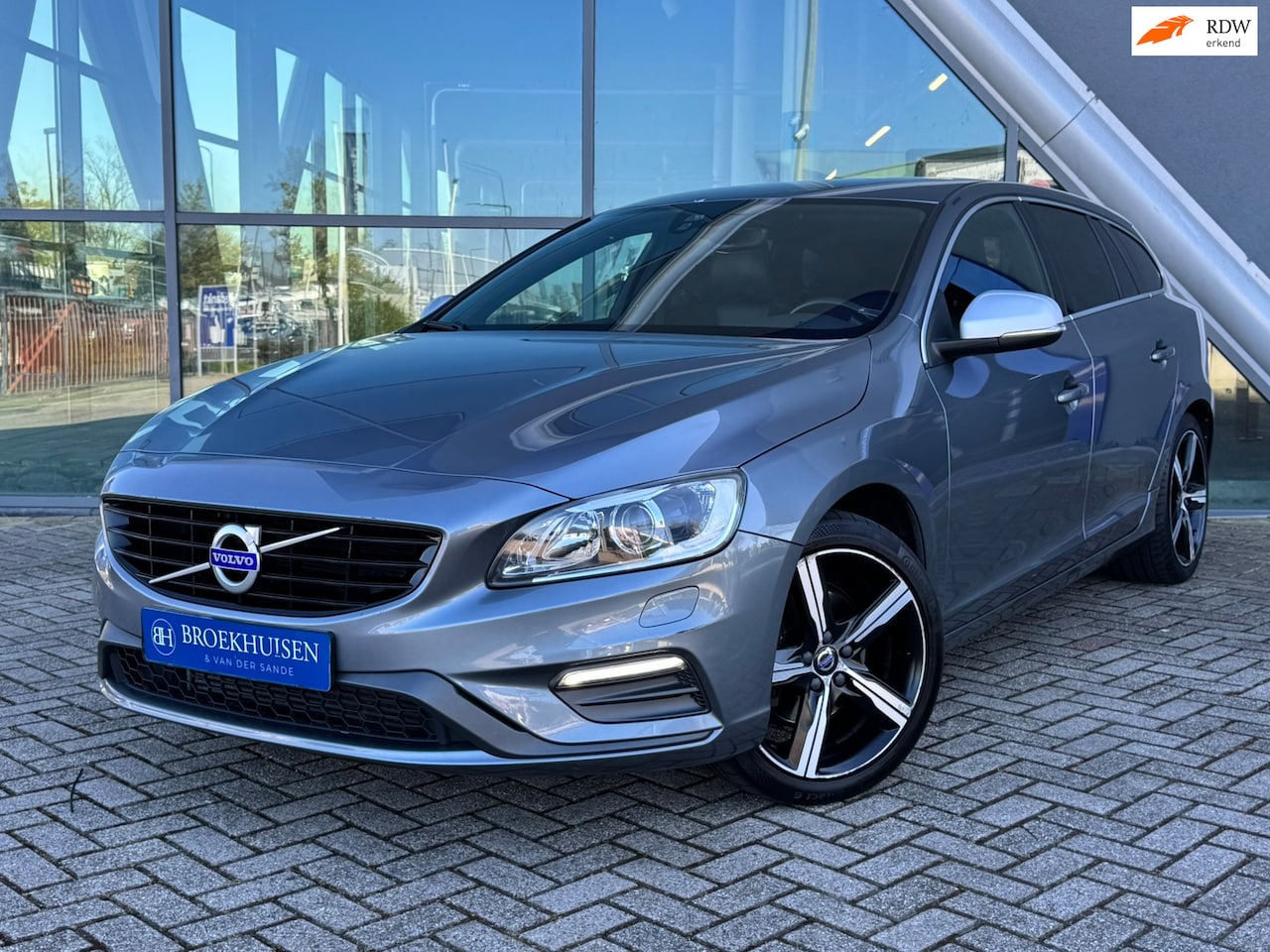 Volvo V60 - 2.0 T4 R-Design Business Sport 190pk Camera / Trekhaak / Stoelverwarming - AutoWereld.nl