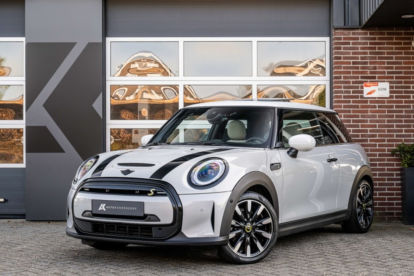 MINI Mini-Electric - Cooper SE Yours | Panorama | Harman/Kardon | Head-Up | Camera | Chester Leder | 17' Inch | - AutoWereld.nl