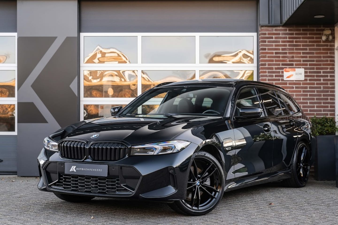 BMW 3-serie Touring - 330e M Sport | Panorama | Harman/Kardon | Camera | 19' Inch | - AutoWereld.nl