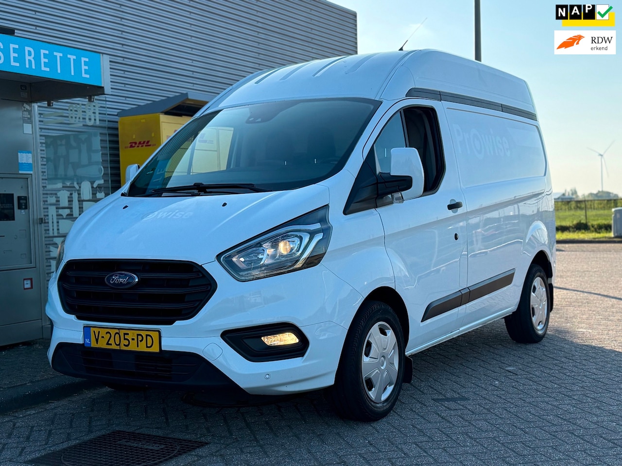 Ford Transit Custom - 300 2.0 TDCI AUT L1H2 131PK Bj 2018 Airco Navi camera - AutoWereld.nl