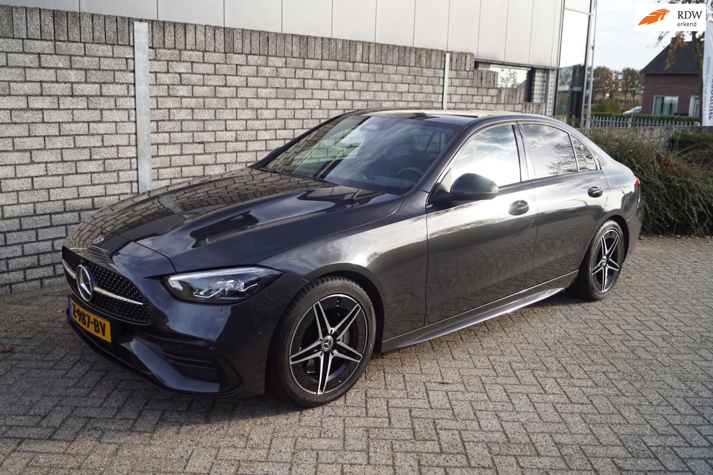 Mercedes-Benz C-klasse - 180 AMG Line Autom Leder/Alcantara Sportst Stoelverw Navi Camera Clima Adaptieve Cruise LE - AutoWereld.nl