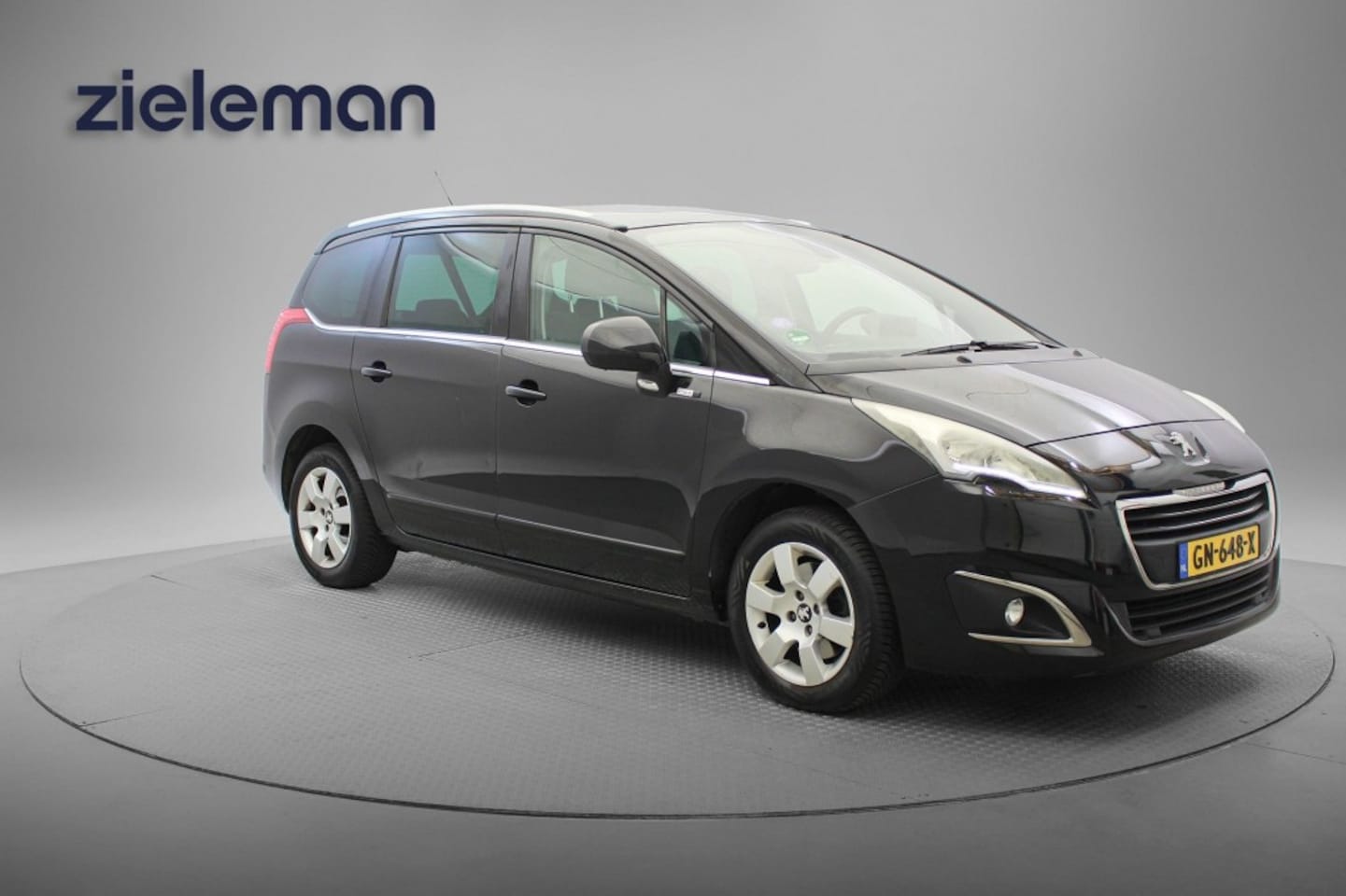Peugeot 5008 - 1.2 PureTech Style 7 persoons - Panorama, Navi, Clima, Camera, Trekhaak - AutoWereld.nl