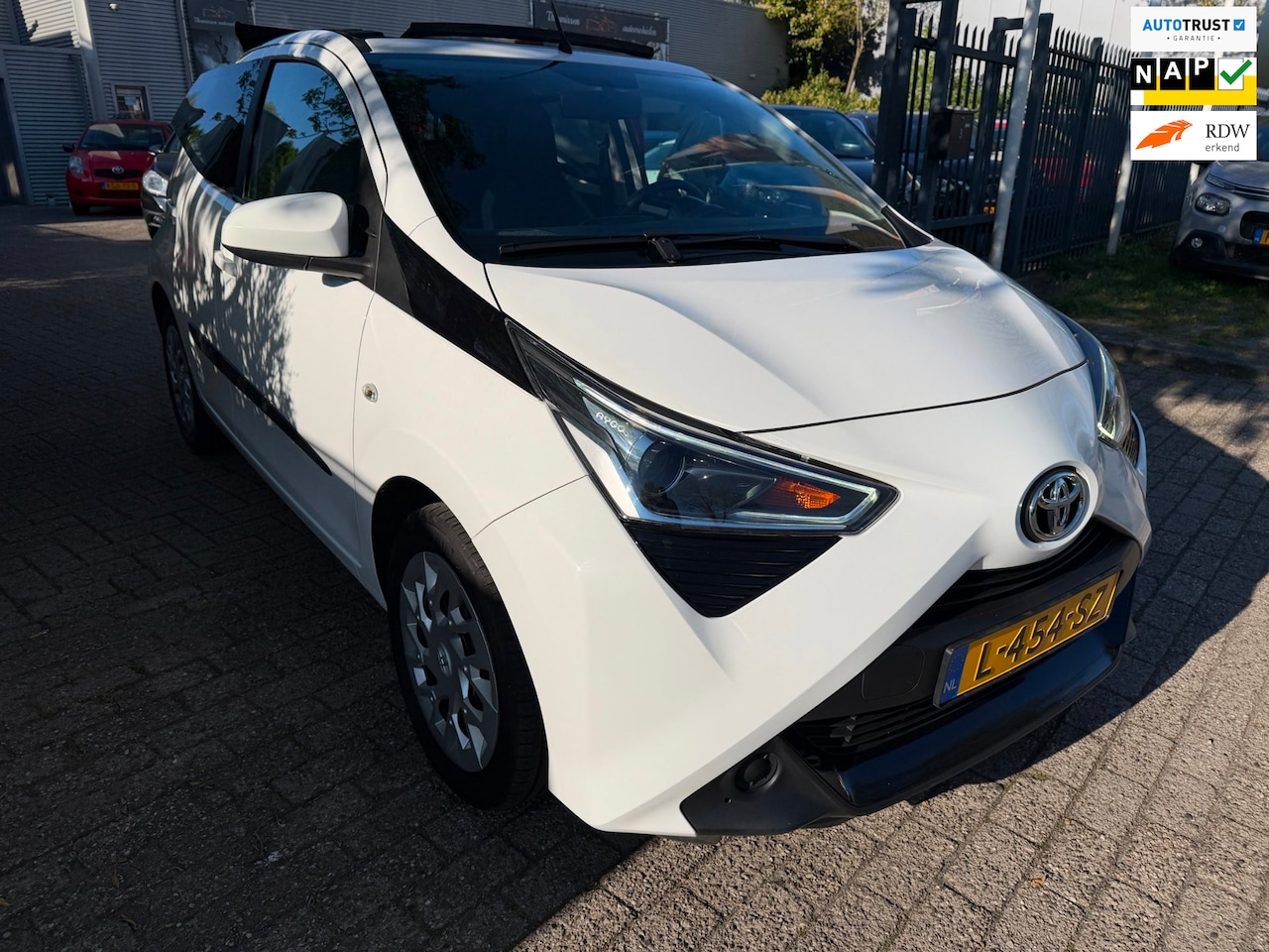 Toyota Aygo - 1.0 VVT-i x-play cabrio 12.778 km, nieuwstaat , dealer onderhouden, airco, cruise, elec pa - AutoWereld.nl